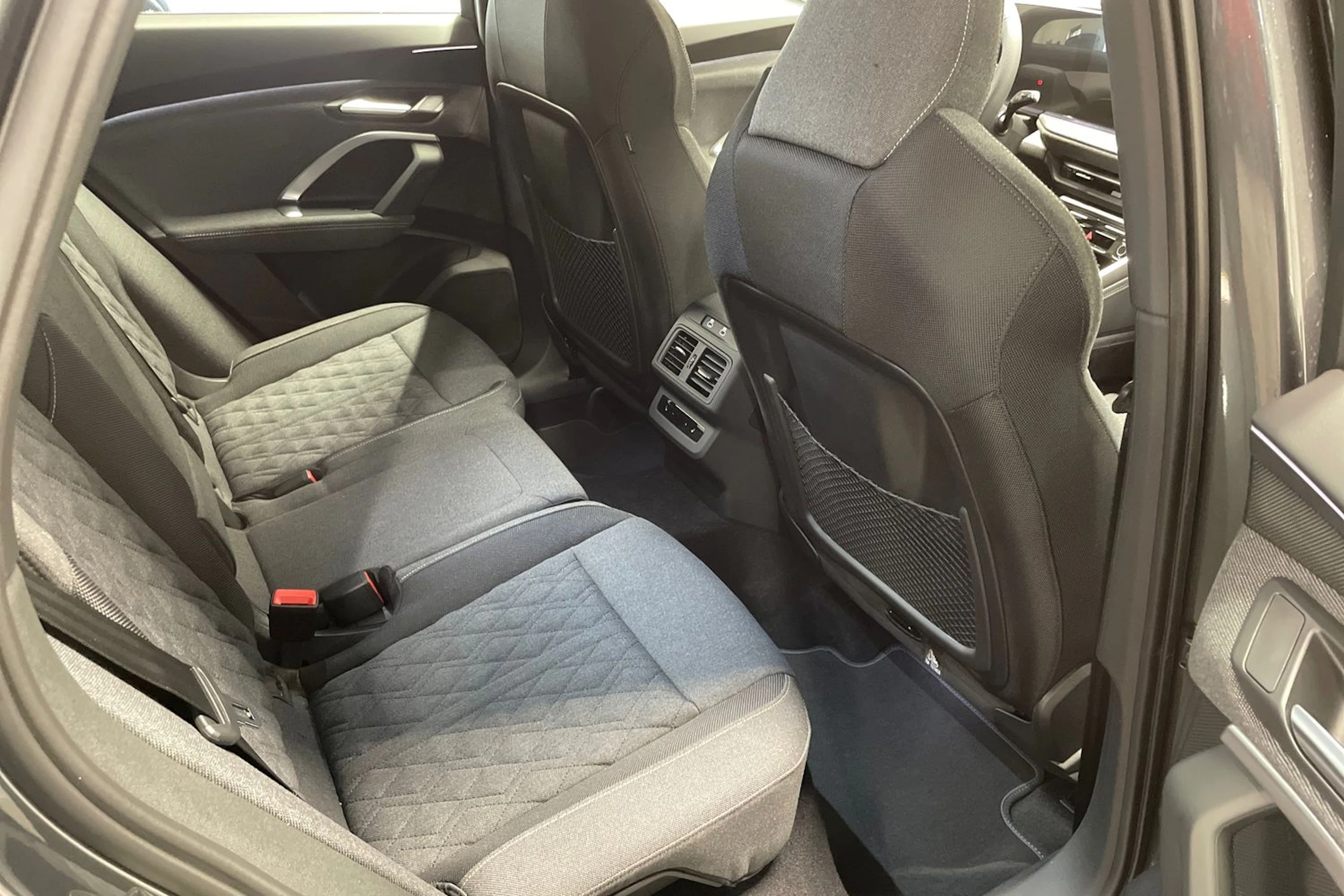 harmaa Audi Q5 2026 kuva 13.
