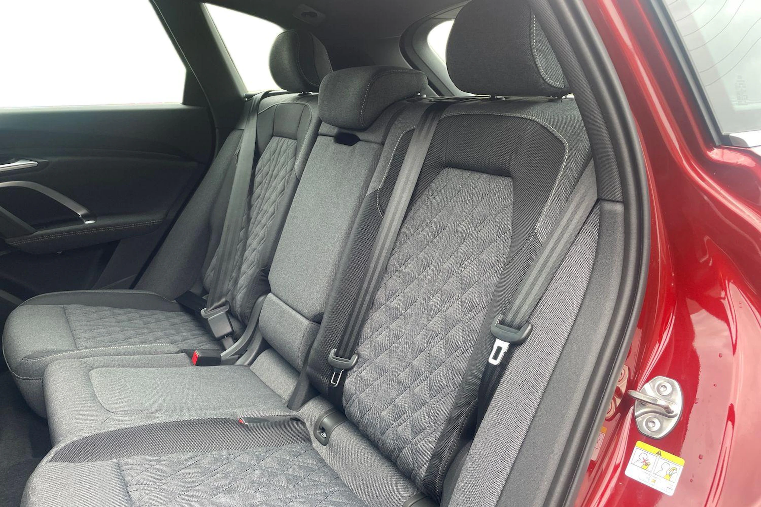 punainen Audi Q5 2026 kuva 8.