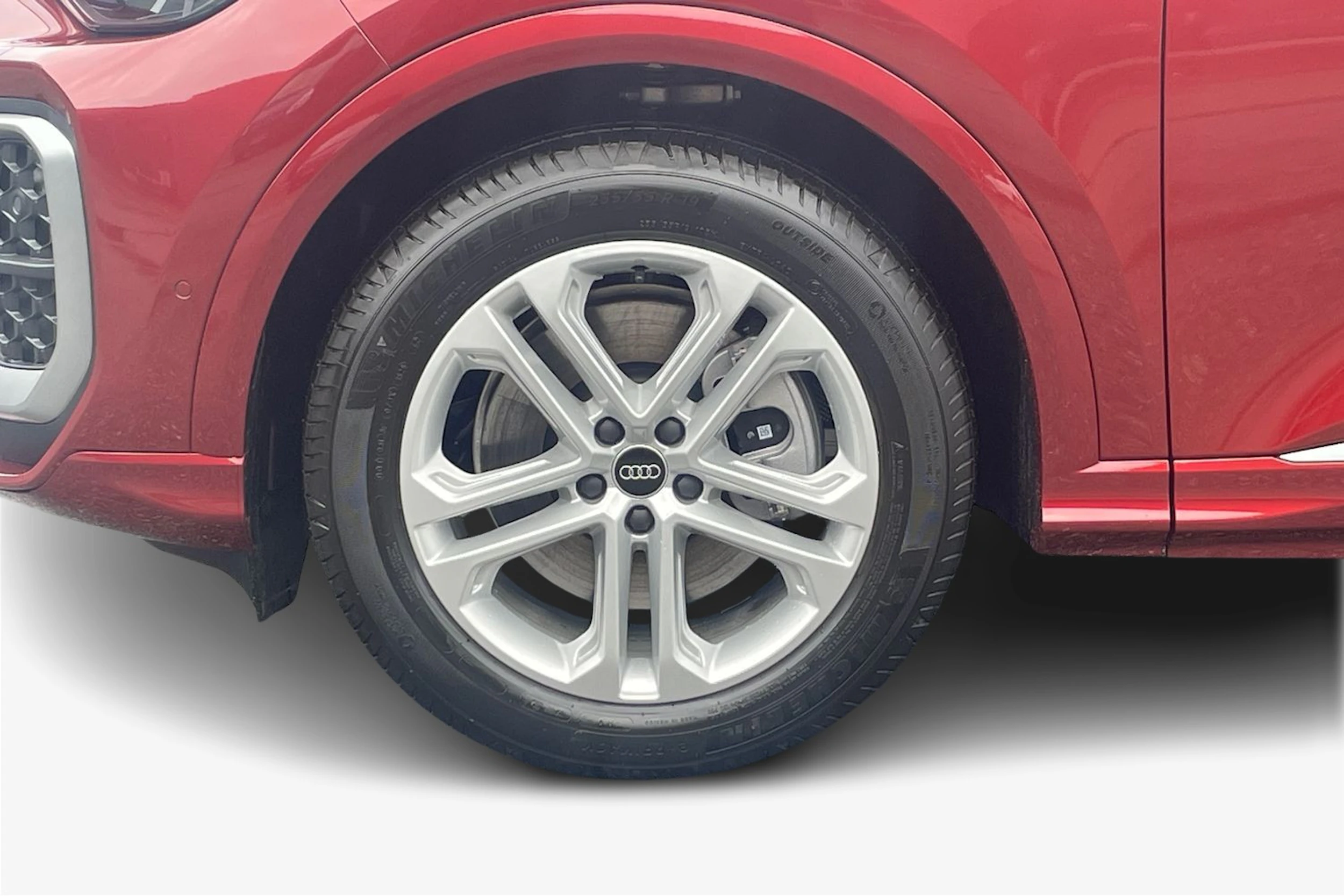 punainen Audi Q5 2026 kuva 9.