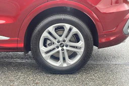 punainen Audi Q5 2026 kuva 10.