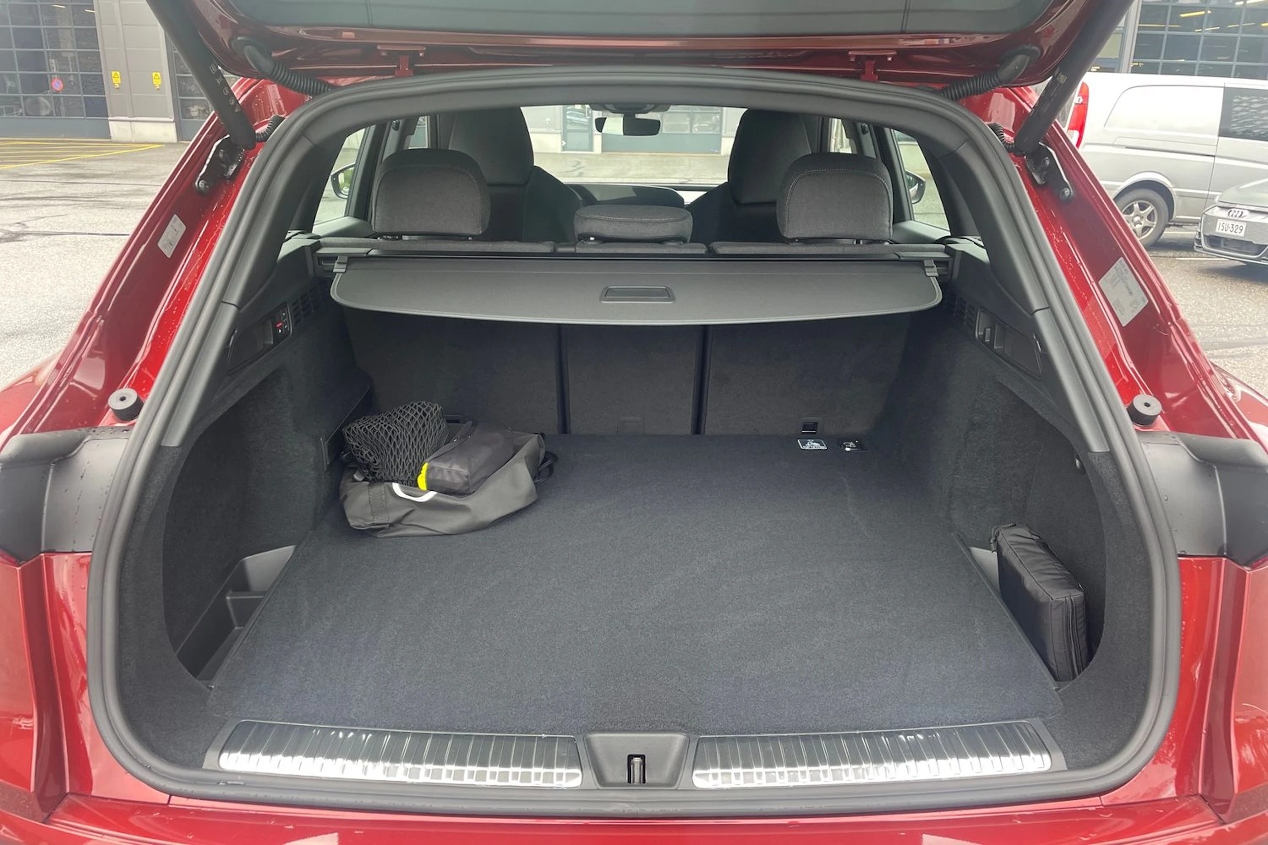 punainen Audi Q5 2026 kuva 11.