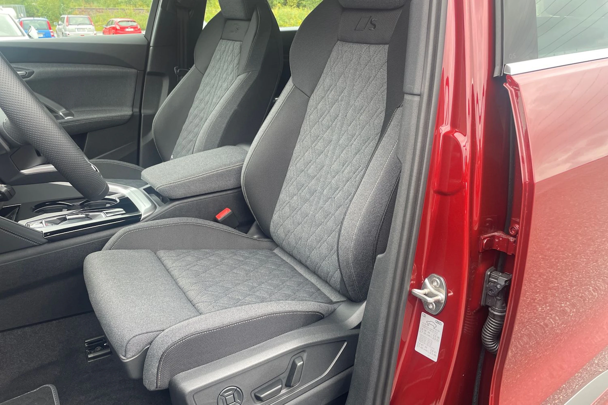 punainen Audi Q5 2026 kuva 17.