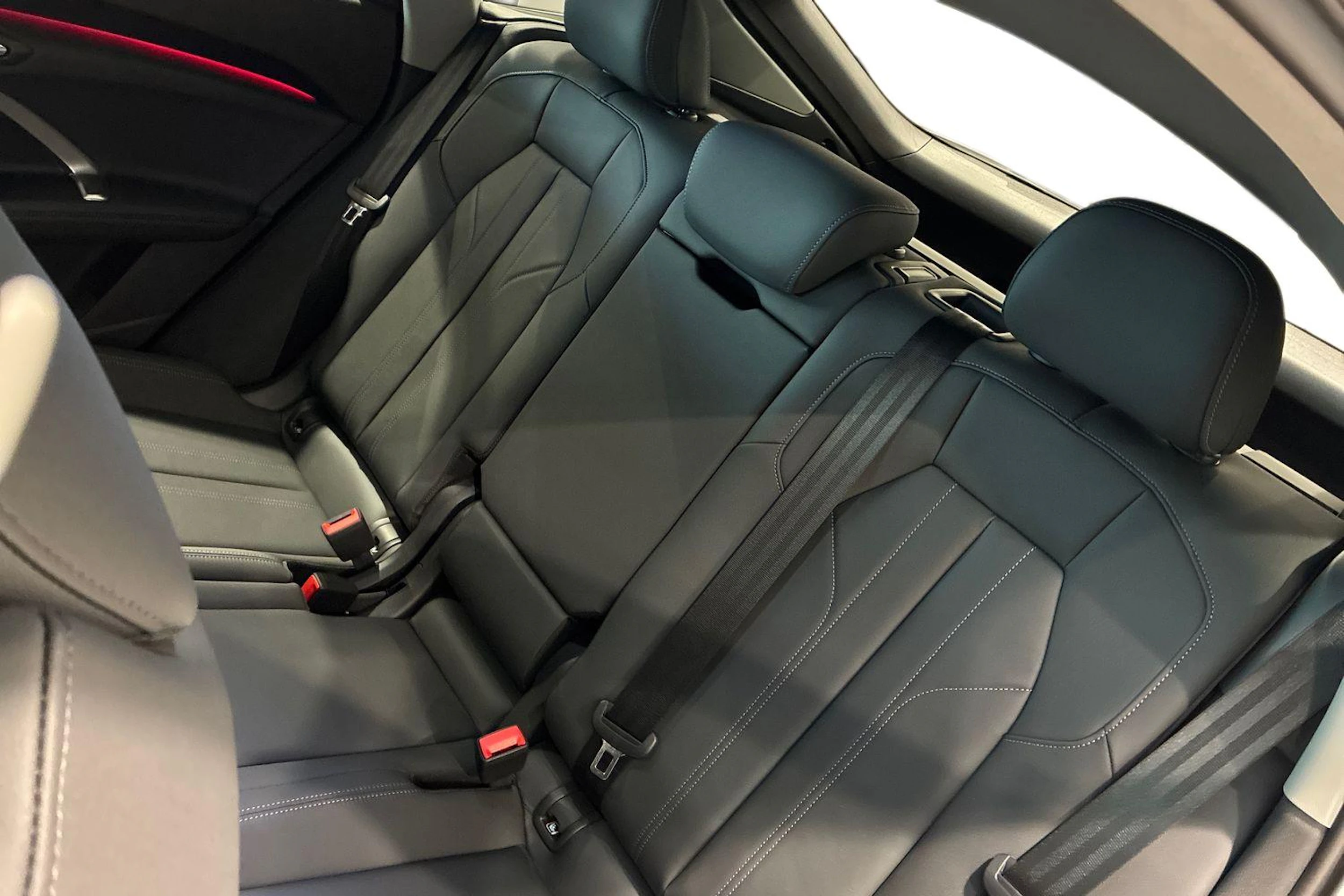 valkoinen Audi Q5 2026 kuva 8.