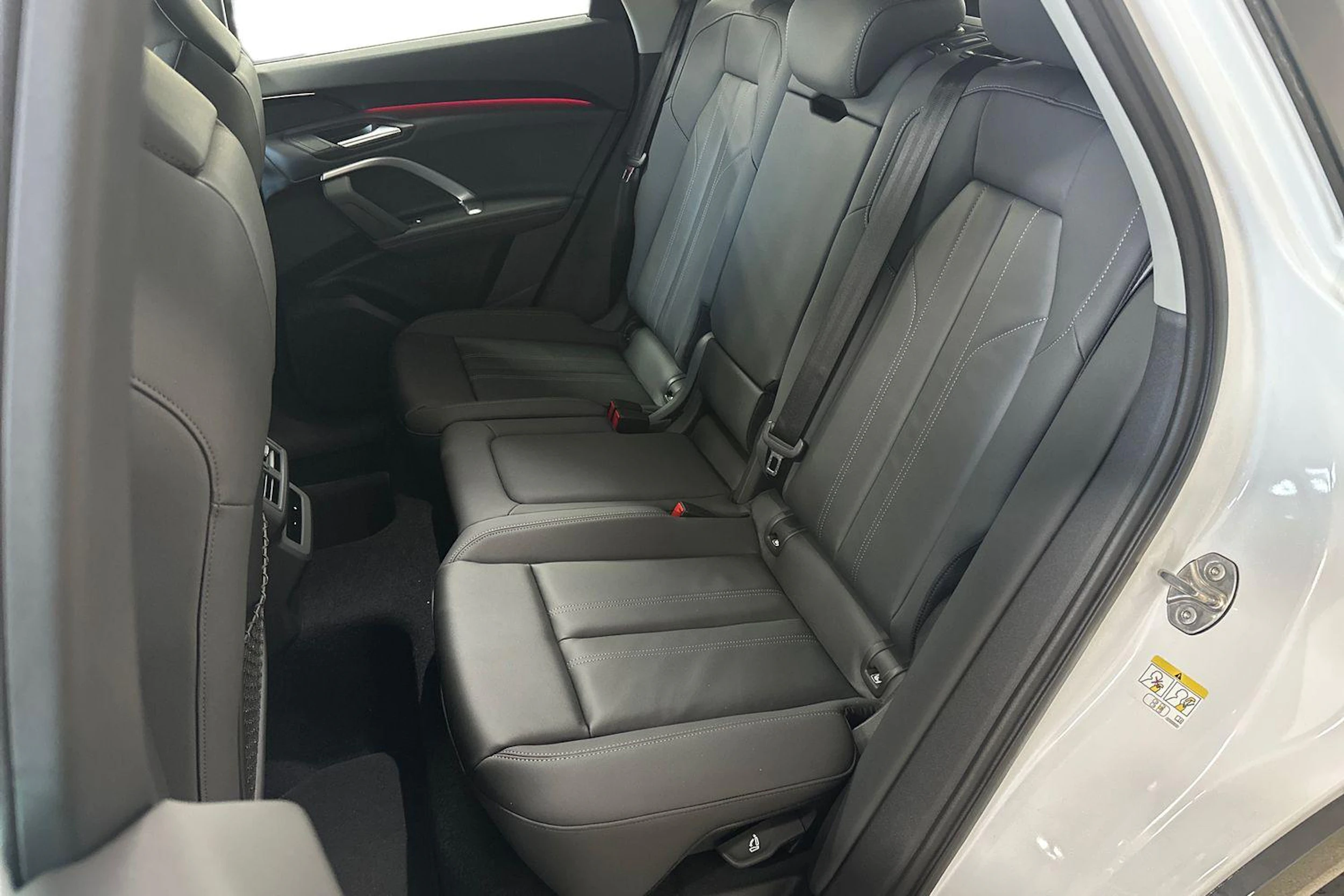 valkoinen Audi Q5 2026 kuva 8.