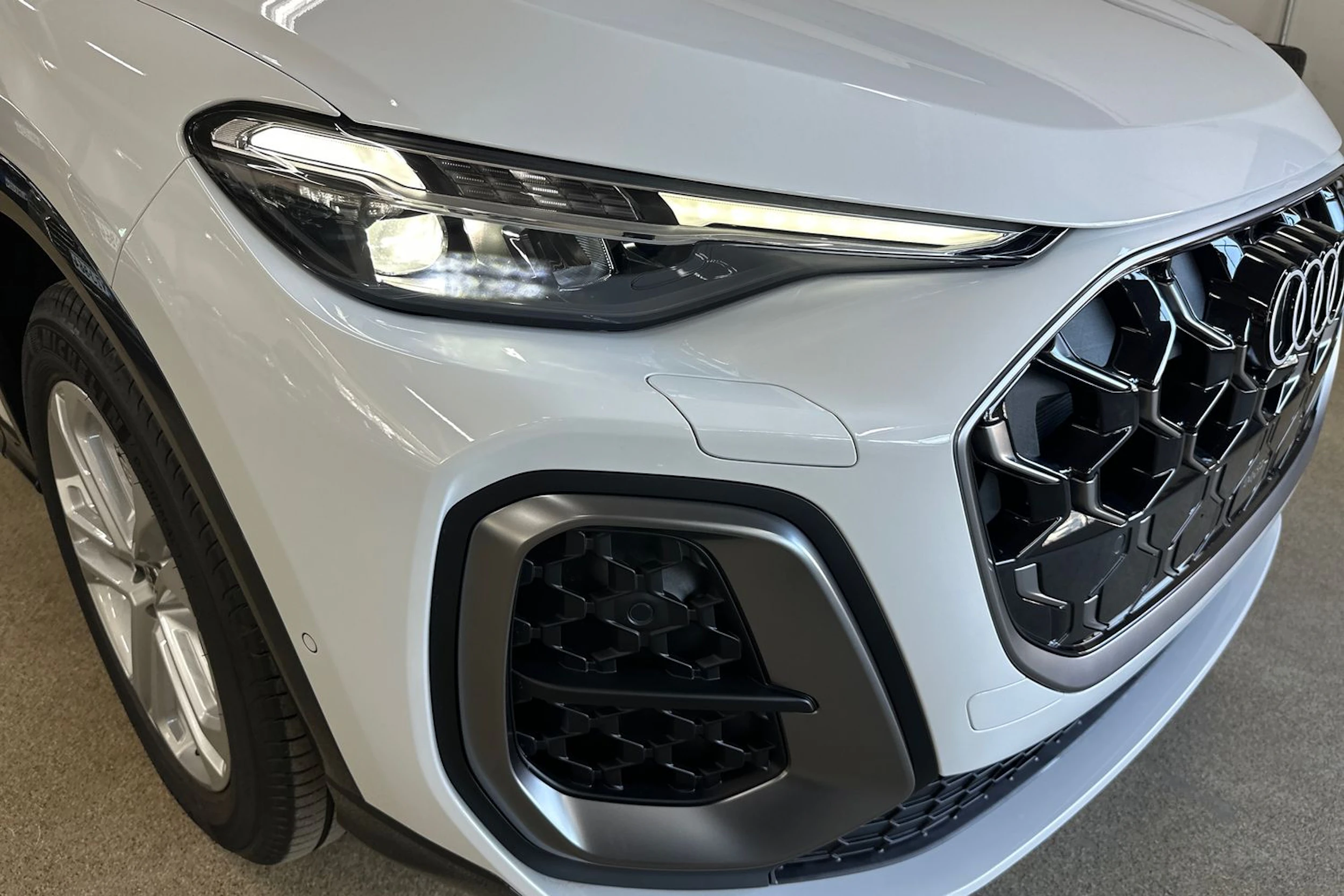 valkoinen Audi Q5 2026 kuva 10.