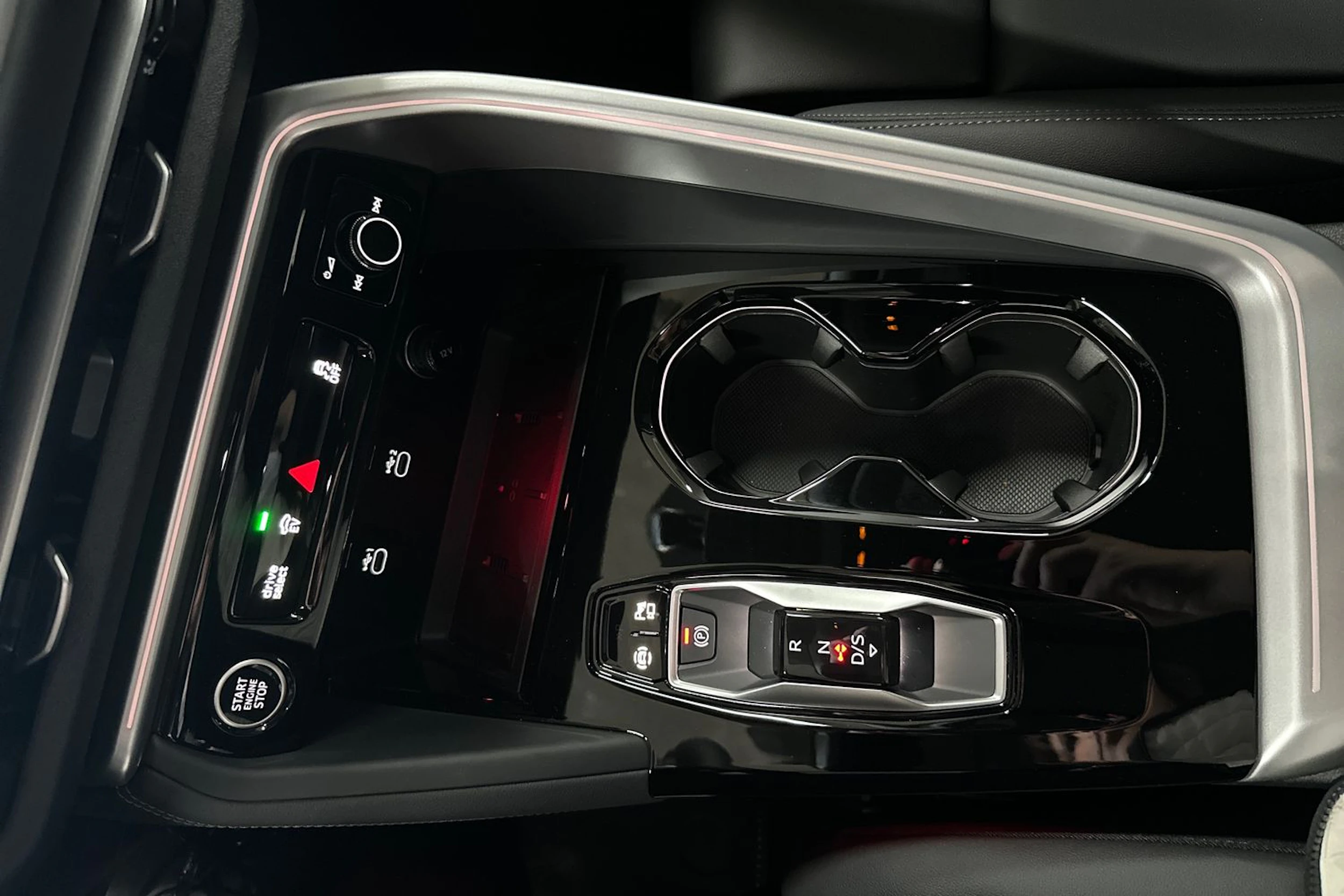 valkoinen Audi Q5 2026 kuva 24.