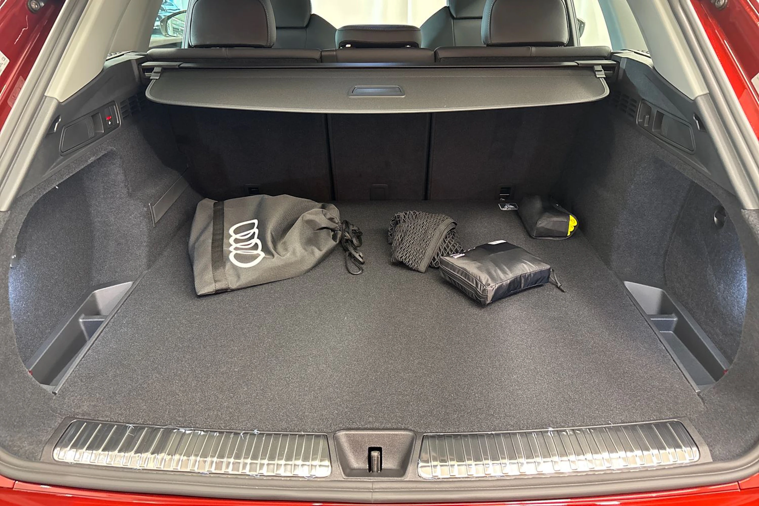 met. punainen Audi Q5 2026 kuva 22.