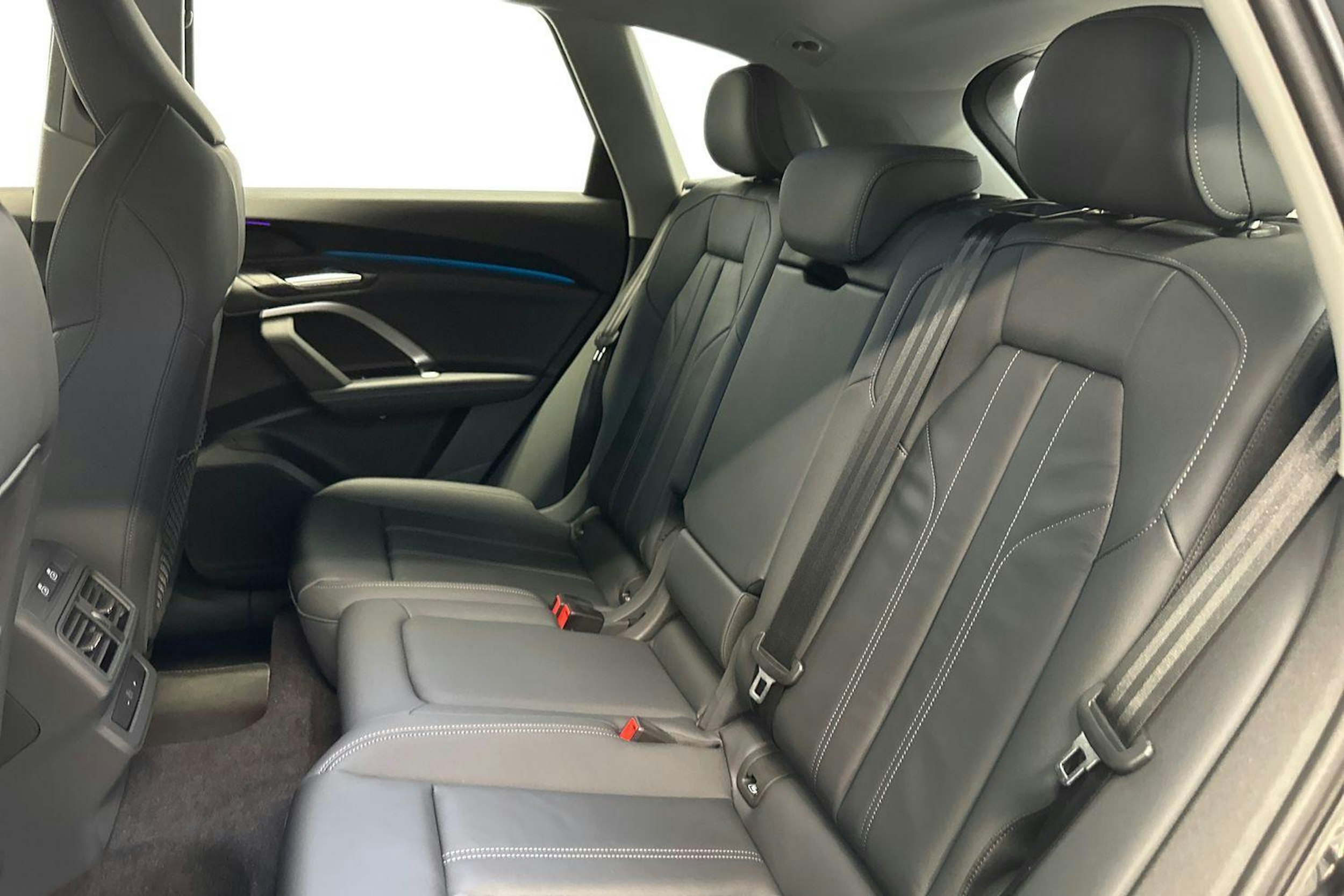 tambora harmaa Audi Q5 2026 kuva 4.