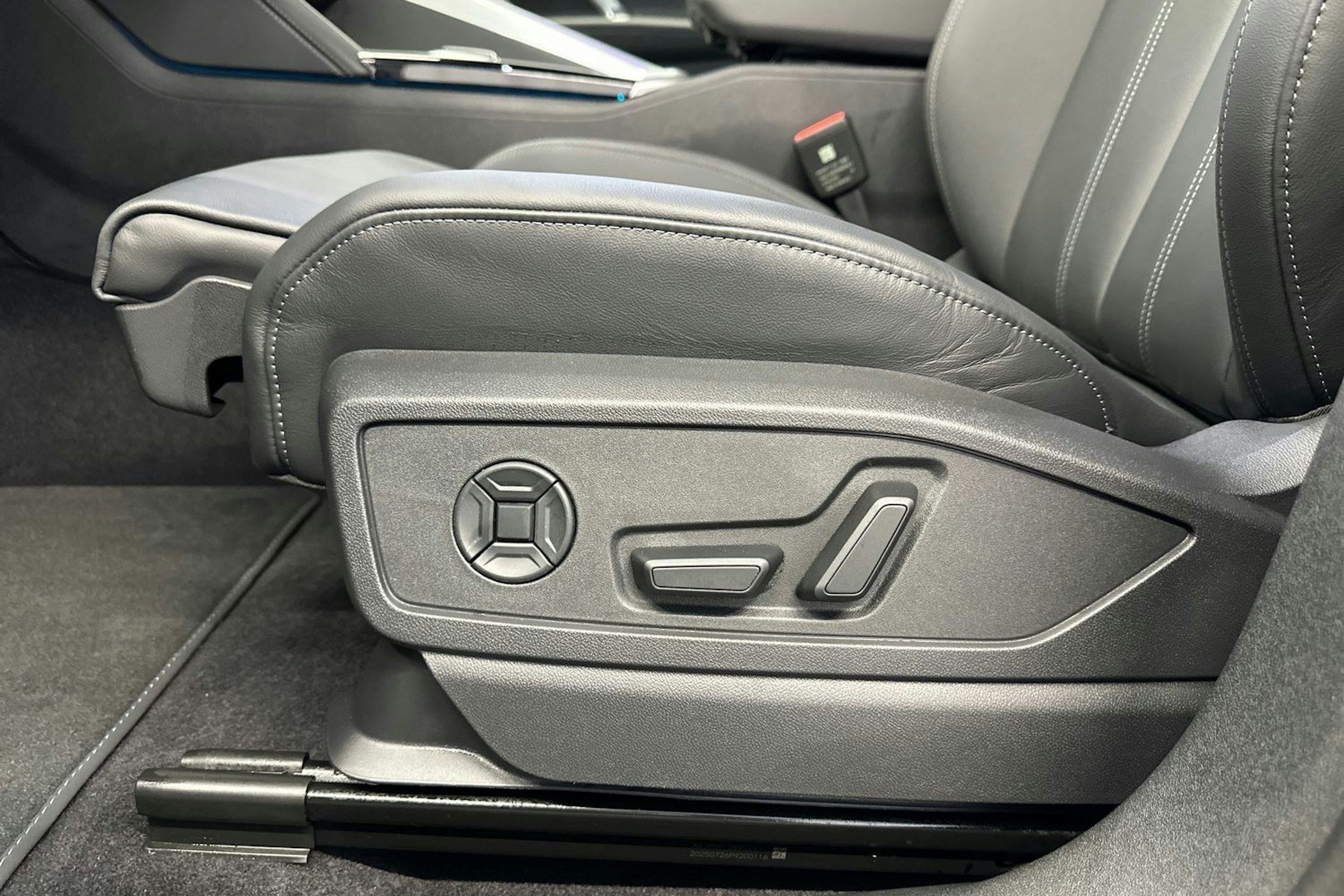 tambora harmaa Audi Q5 2026 kuva 8.