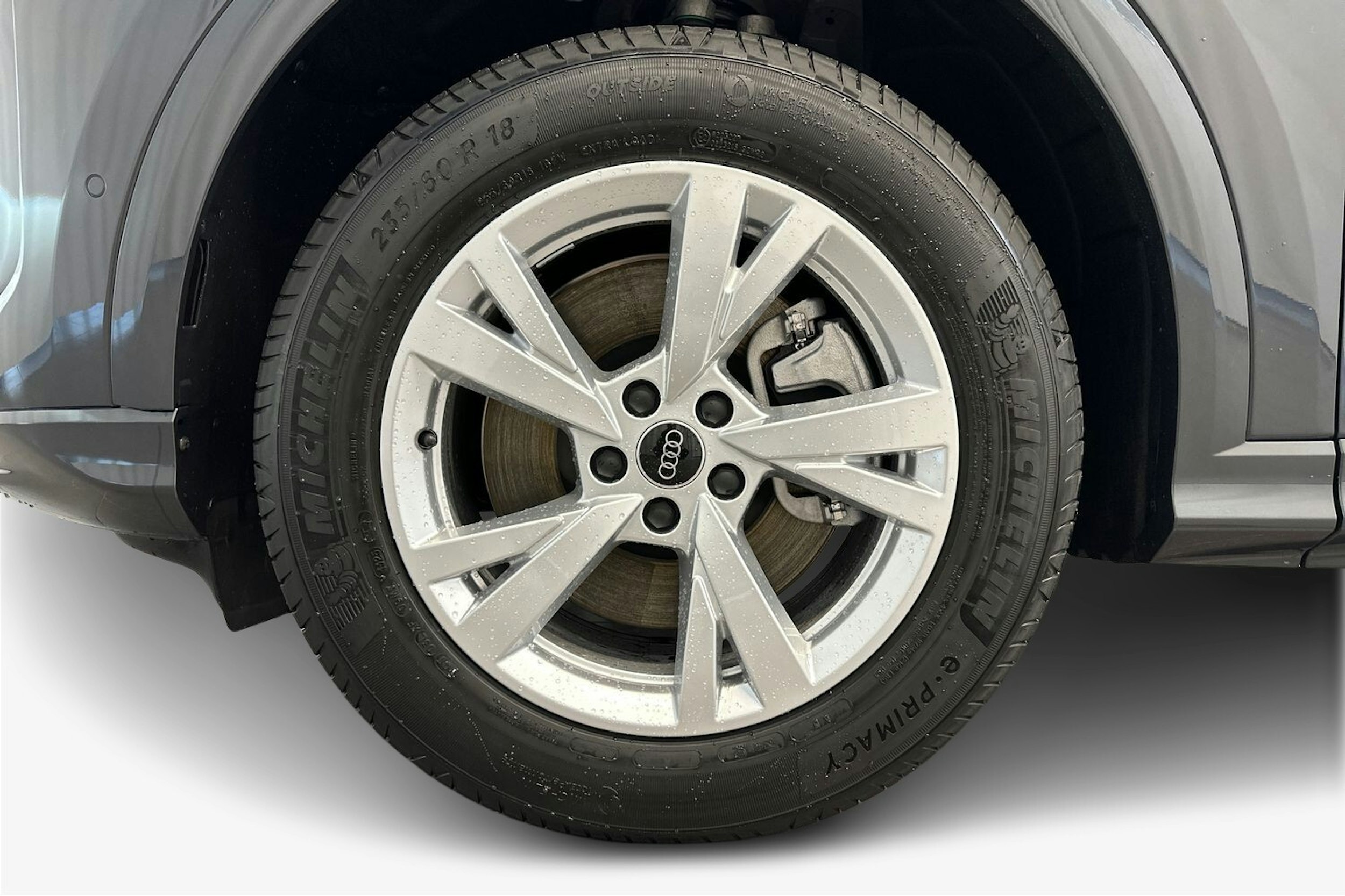 tambora harmaa Audi Q5 2026 kuva 28.