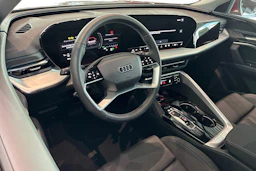 punainen Audi Q5 2026 kuva 6.