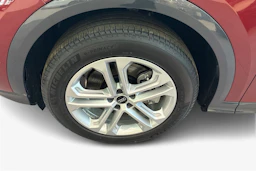 punainen Audi Q5 2026 kuva 9.