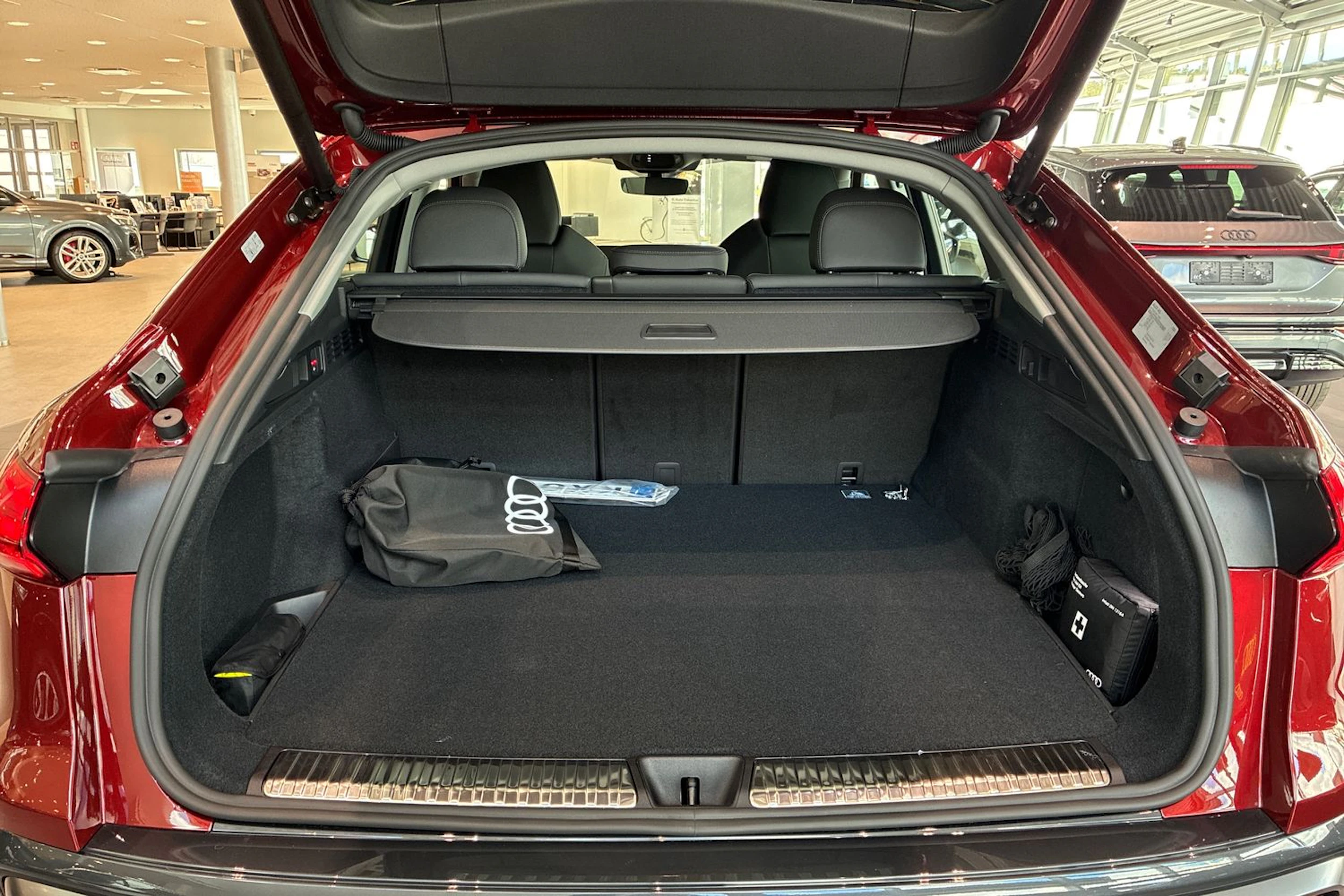 punainen Audi Q5 2026 kuva 12.