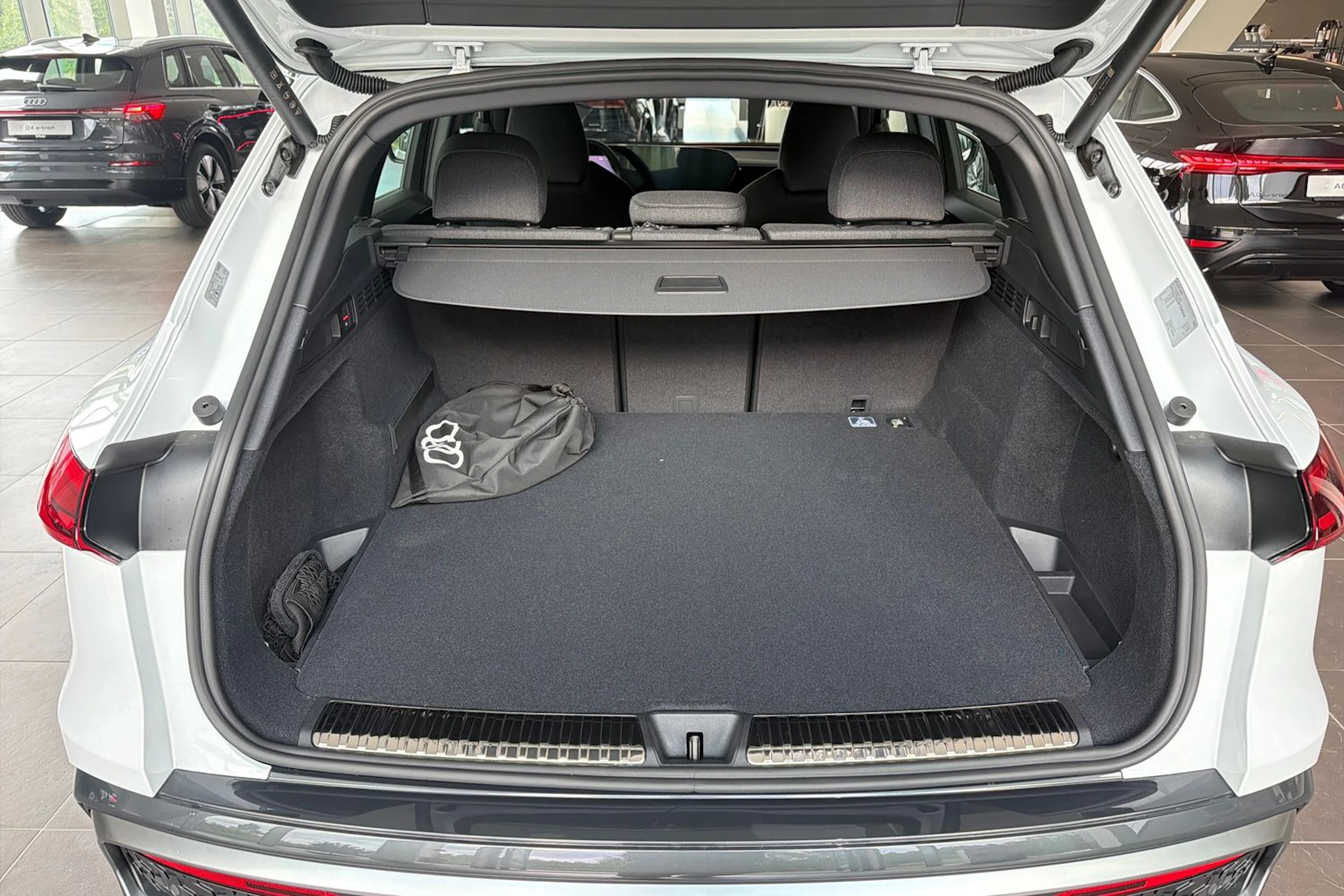 valkoinen Audi Q5 2026 kuva 18.