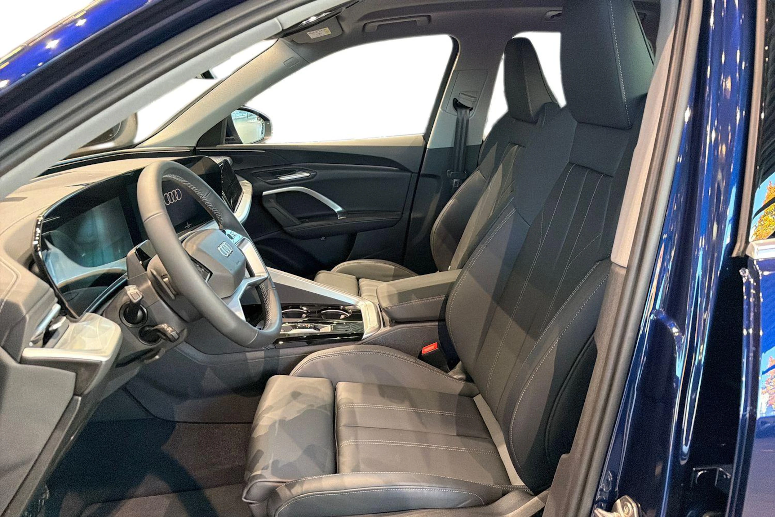 sininen Audi Q5 2026 kuva 6.