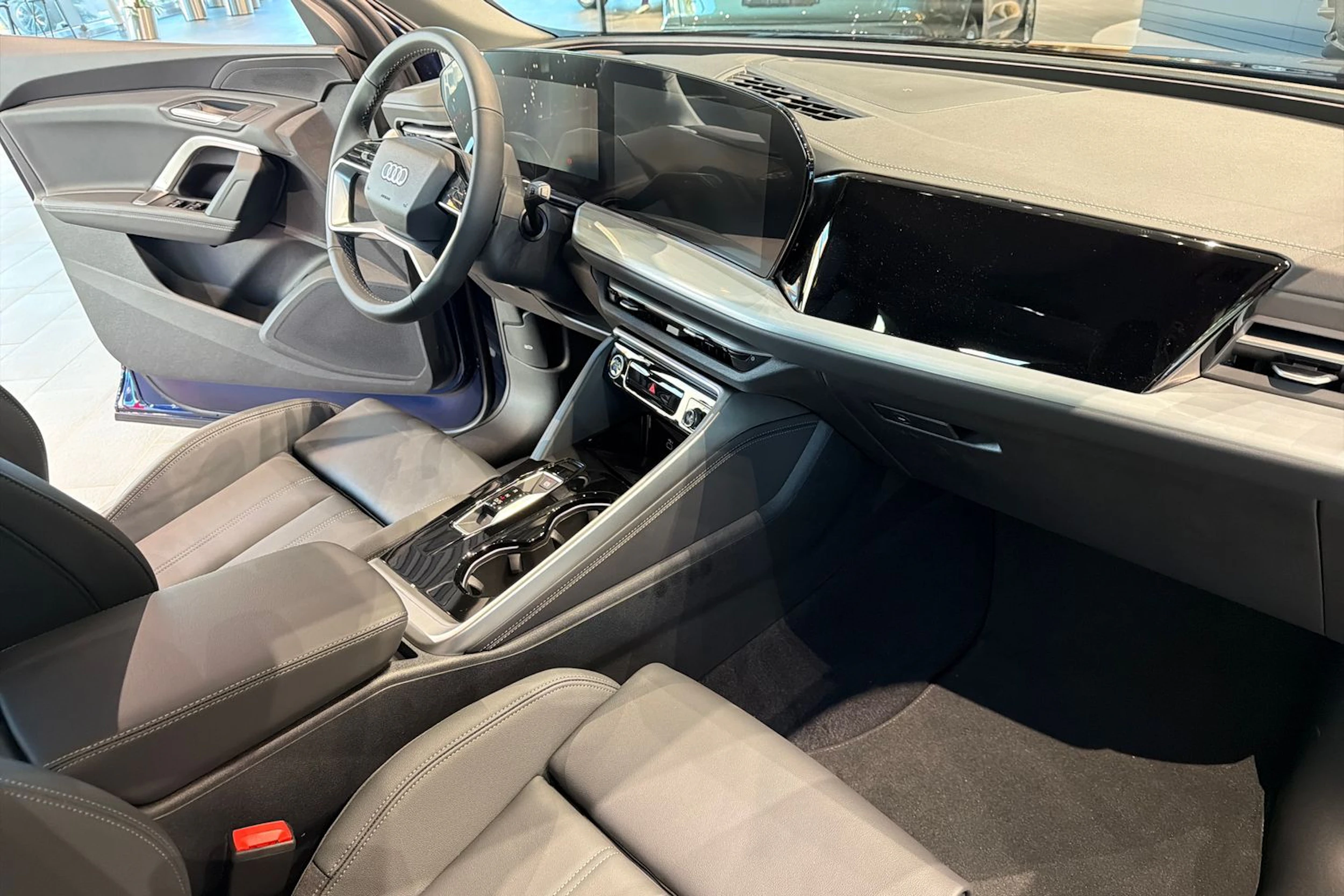 sininen Audi Q5 2026 kuva 15.