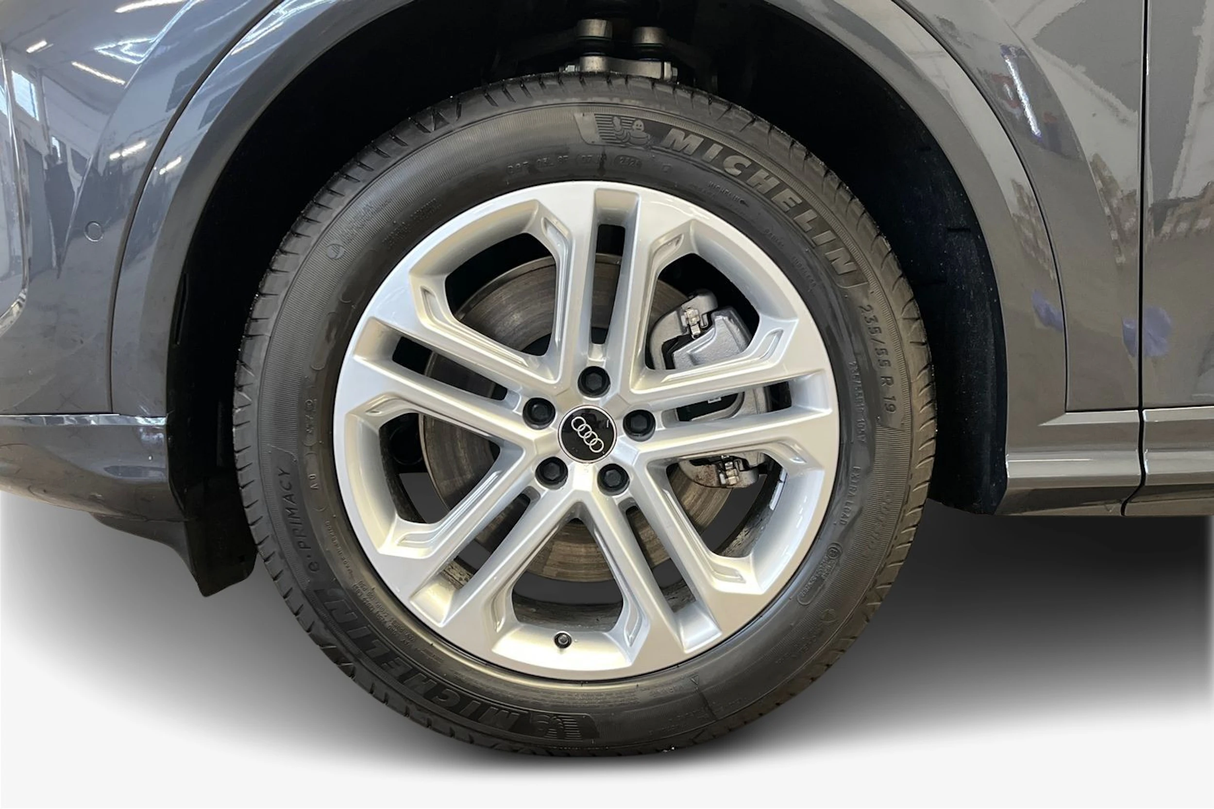 tambura harmaa Audi Q5 2026 kuva 9.