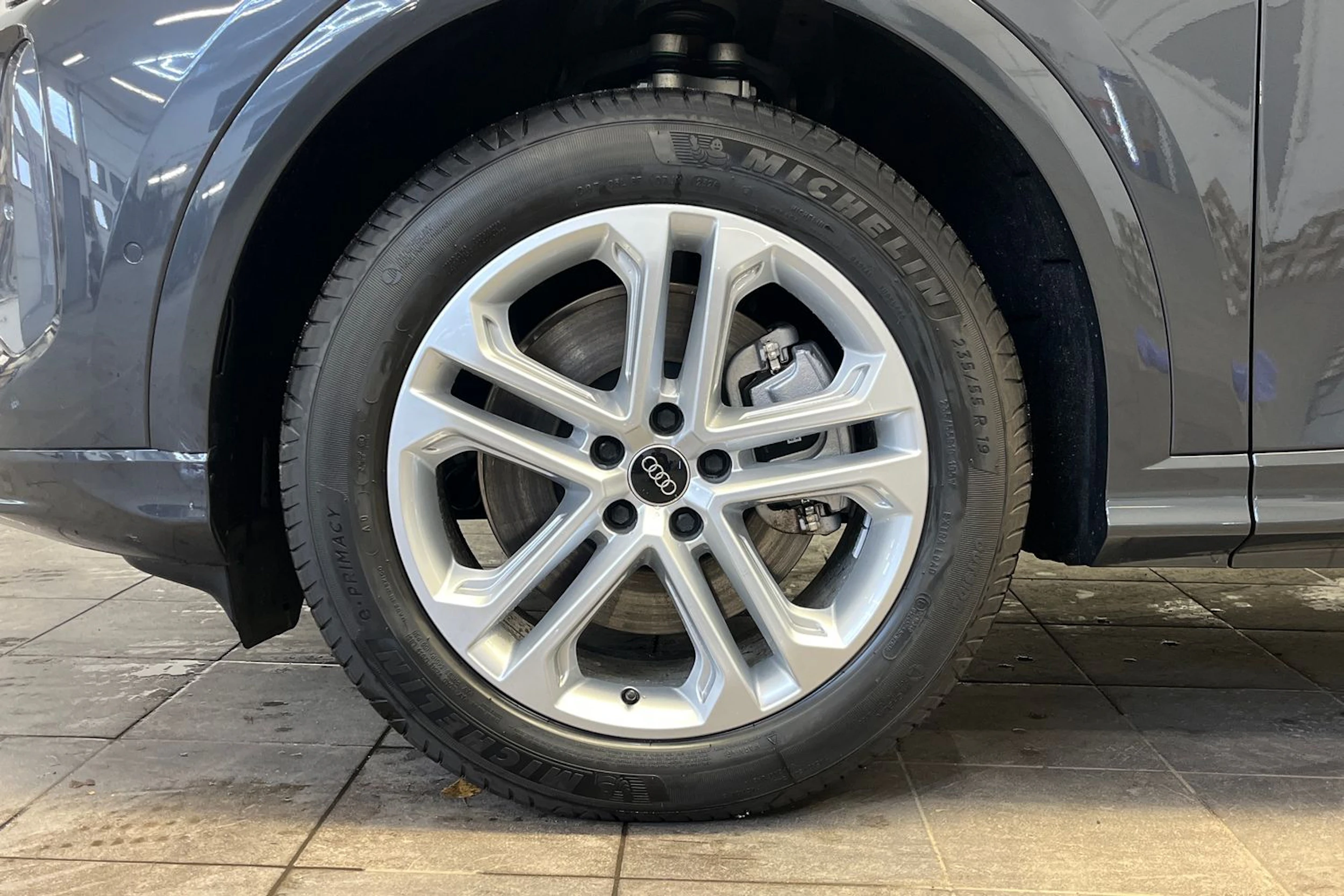 tambura harmaa Audi Q5 2026 kuva 10.