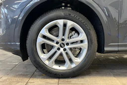 tambura harmaa Audi Q5 2026 kuva 10.