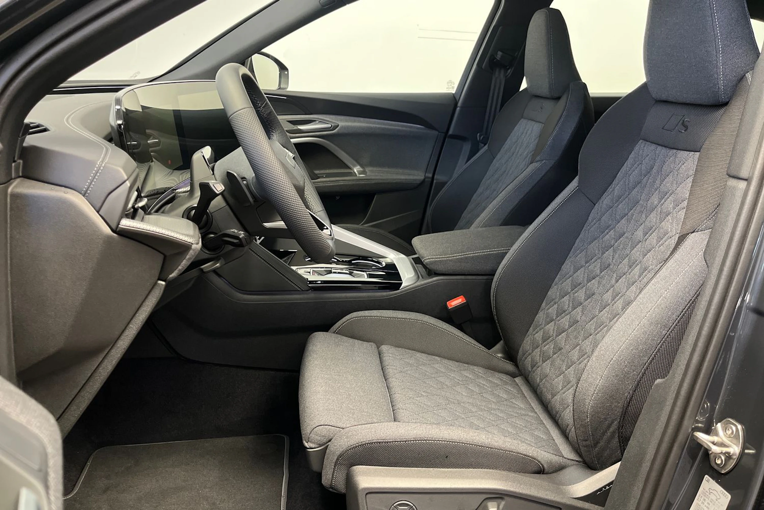 tambura harmaa Audi Q5 2026 kuva 20.