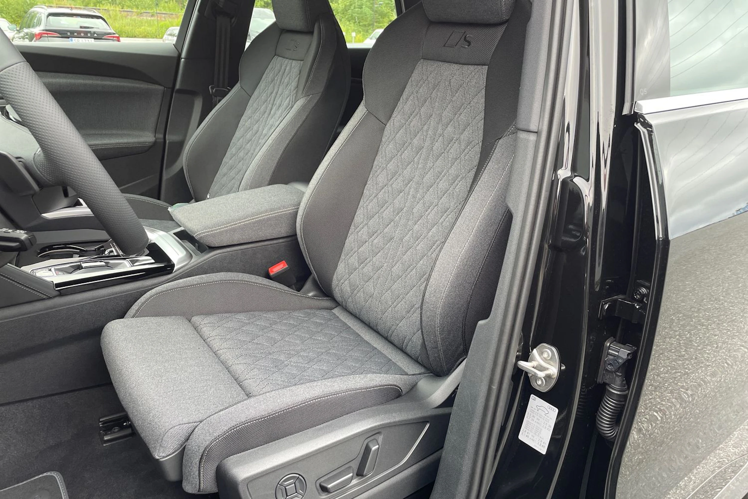 musta Audi Q5 2026 kuva 16.