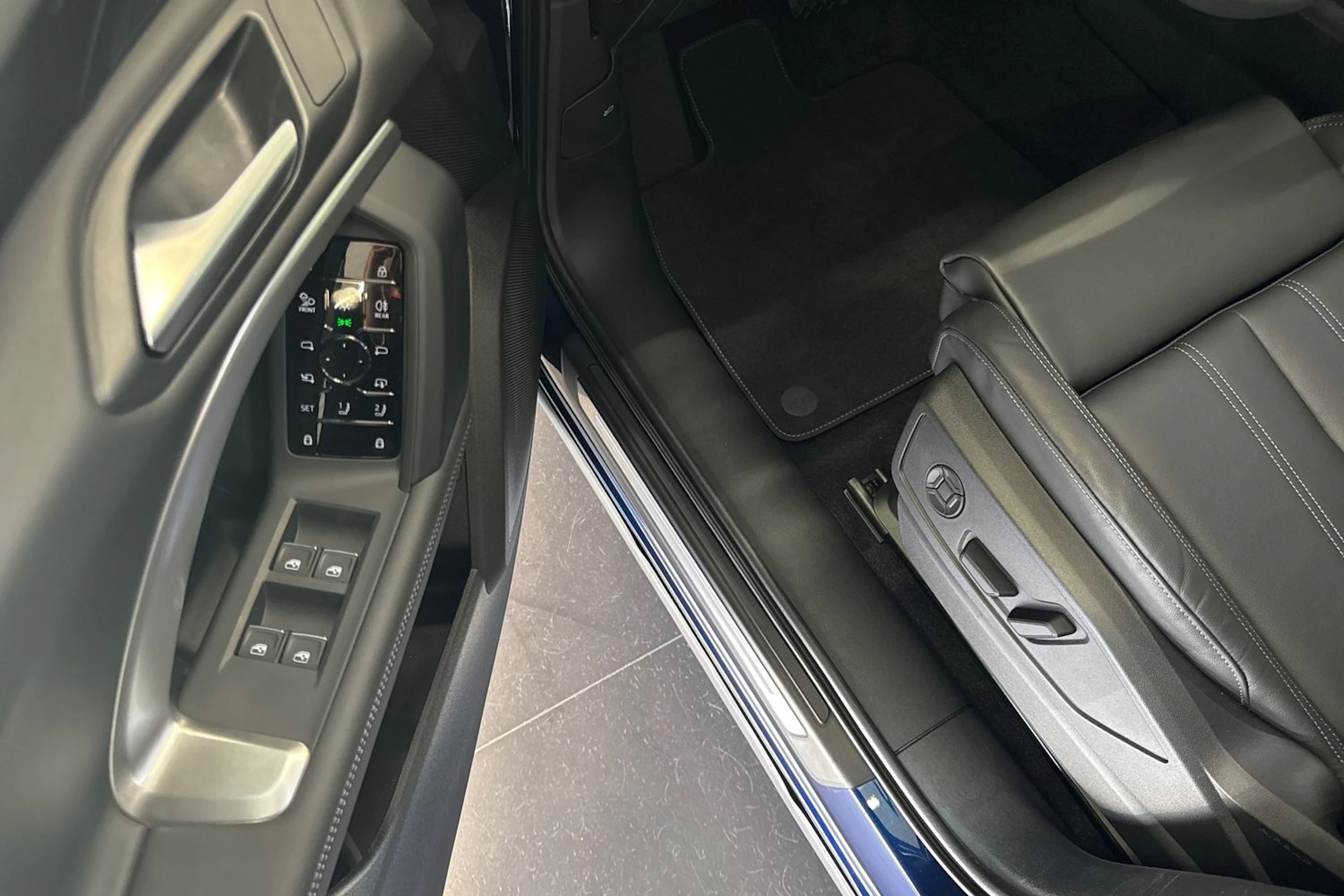 met. sininen Audi Q5 2026 kuva 14.