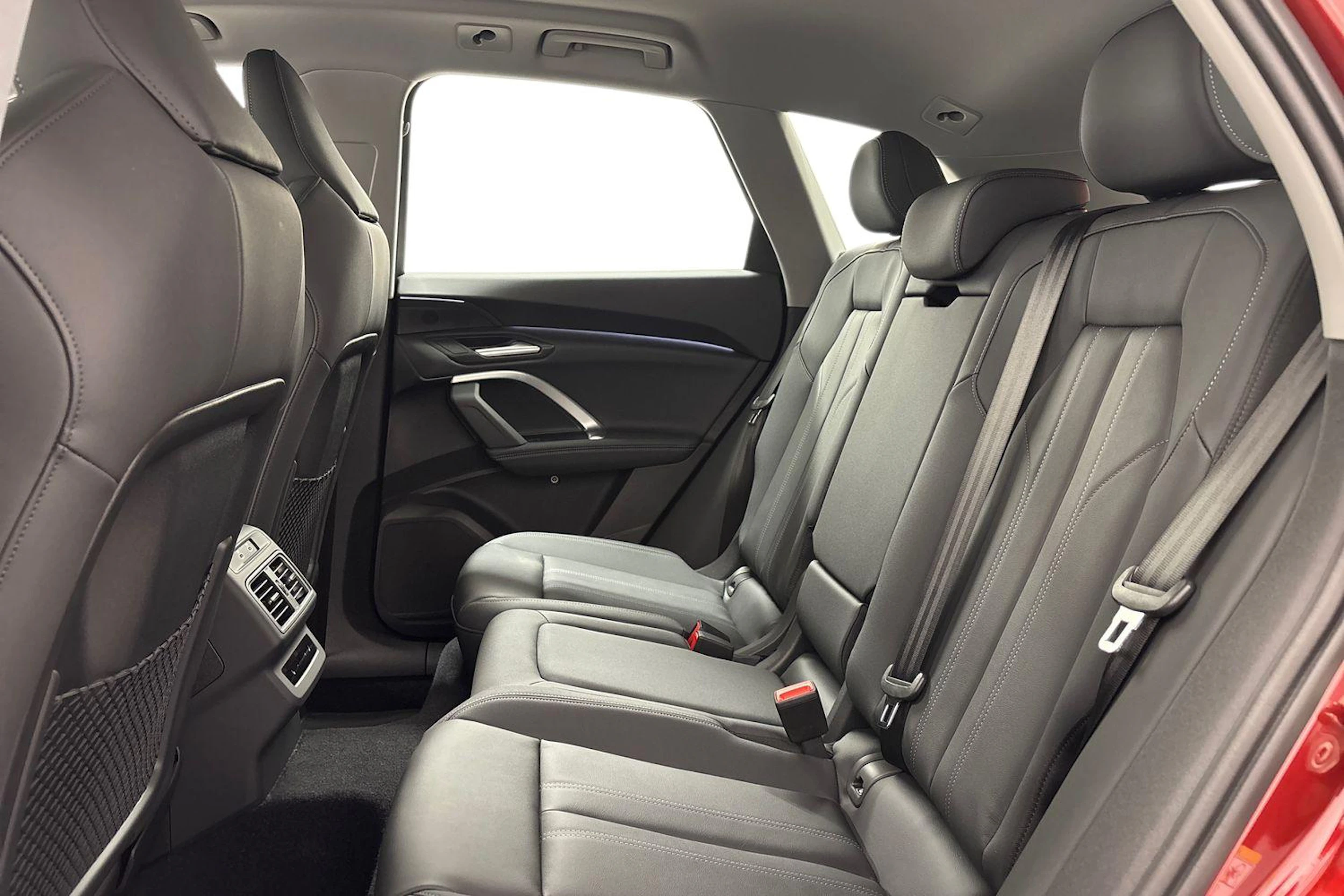 met. punainen Audi Q5 2026 kuva 8.