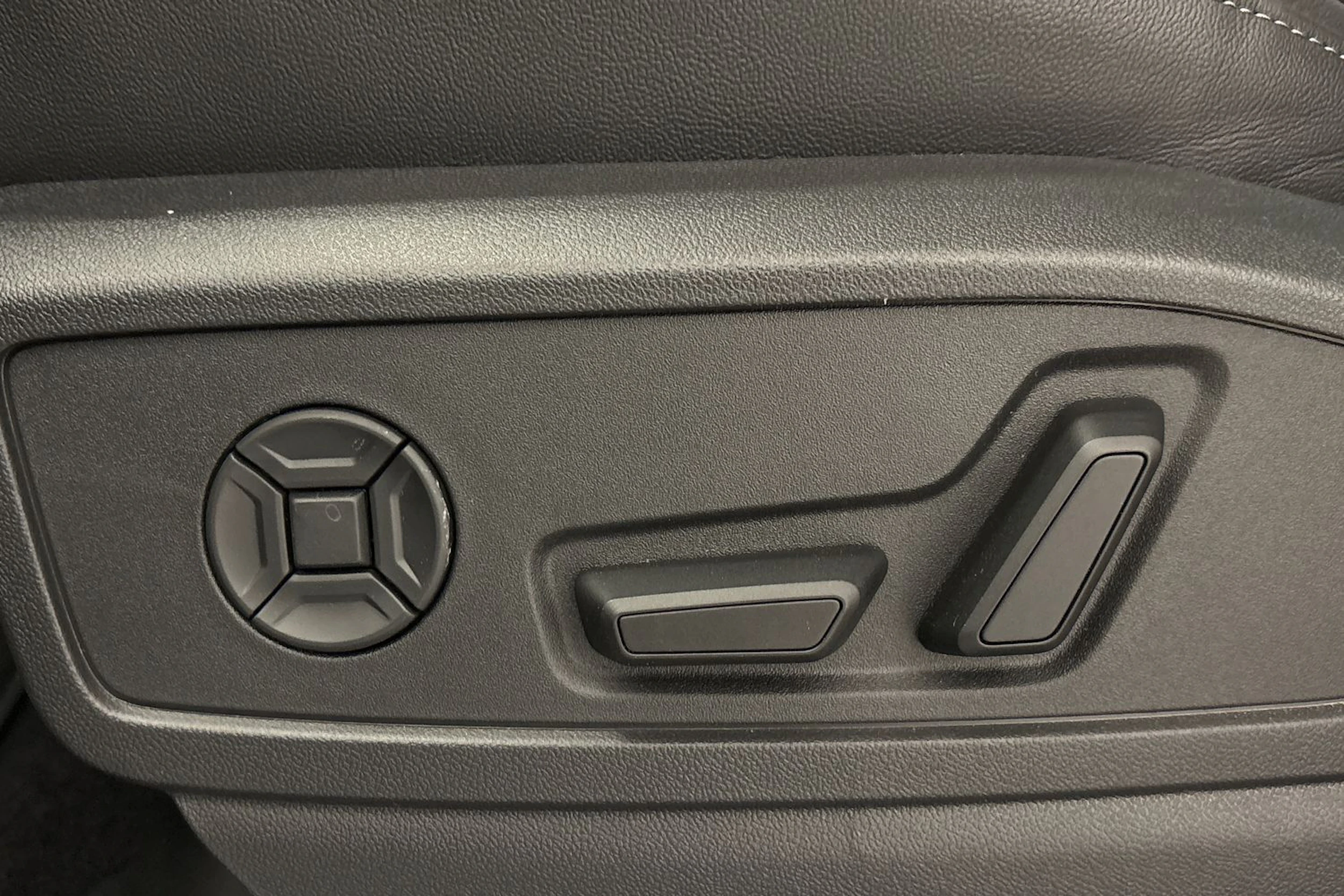 met. punainen Audi Q5 2026 kuva 12.