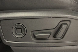 met. punainen Audi Q5 2026 kuva 12.