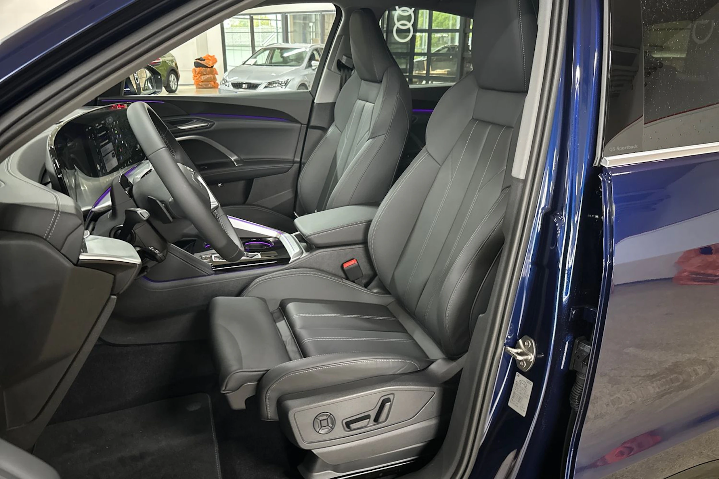 met. sininen Audi Q5 2026 kuva 18.