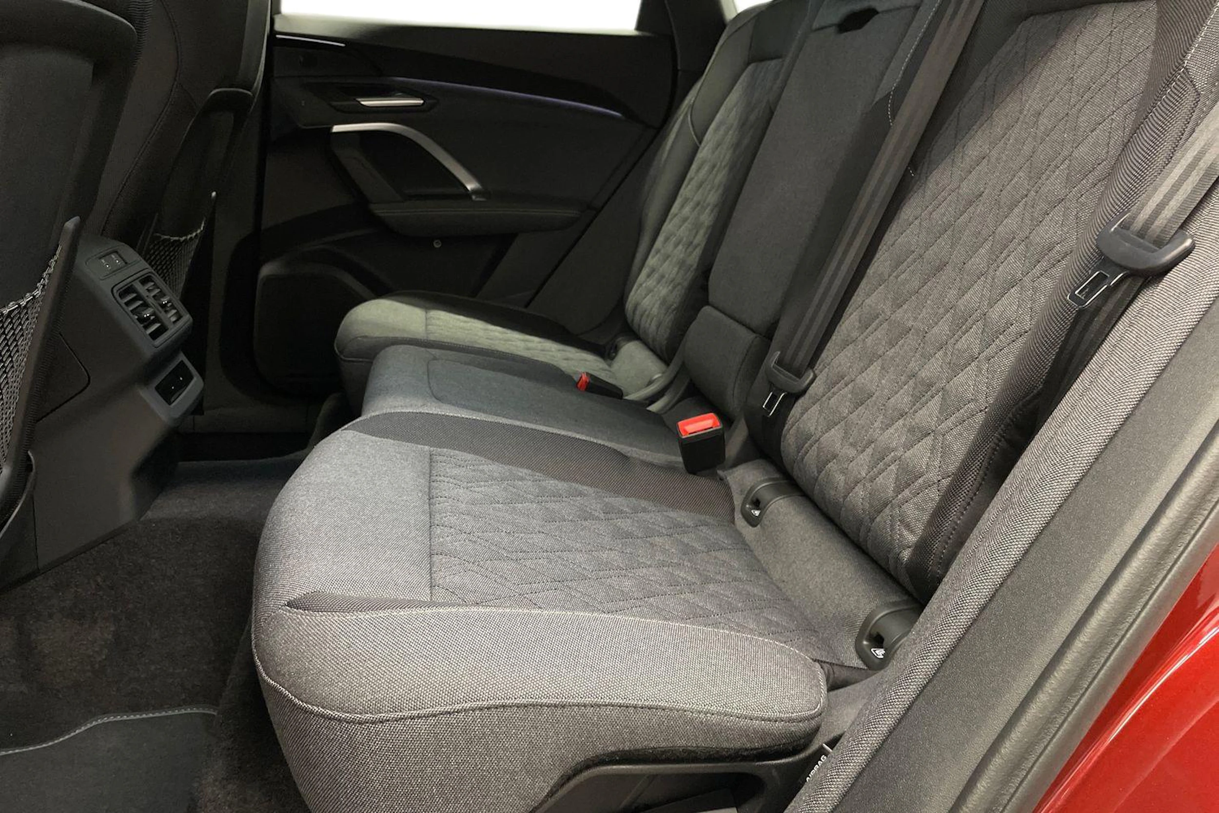 met. punainen Audi Q5 2026 kuva 8.