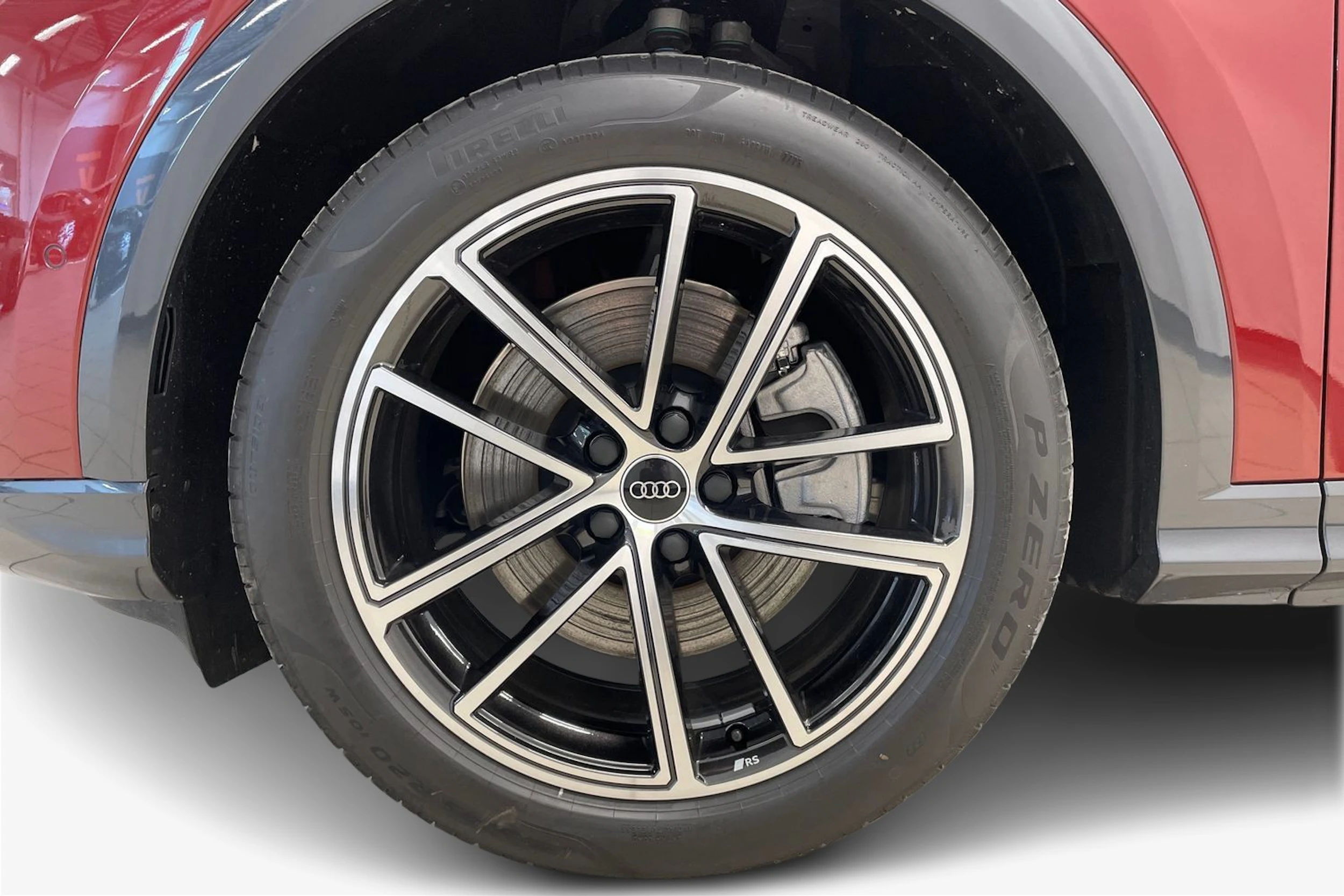 met. punainen Audi Q5 2026 kuva 9.