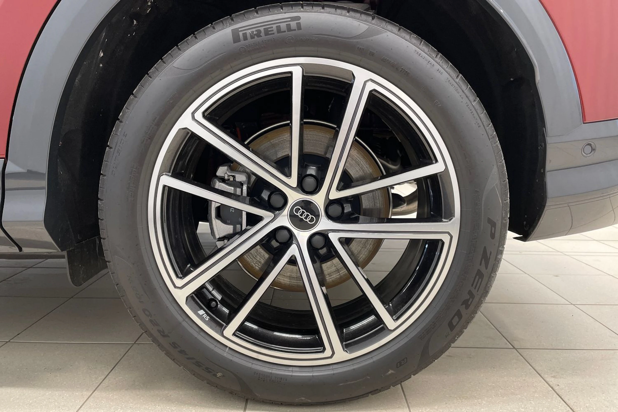 met. punainen Audi Q5 2026 kuva 10.