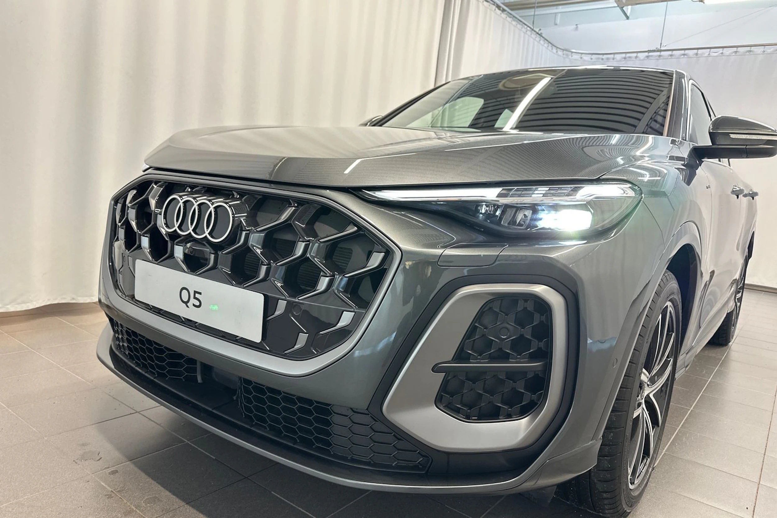 daytona harmaa Audi Q5 2026 kuva 36.