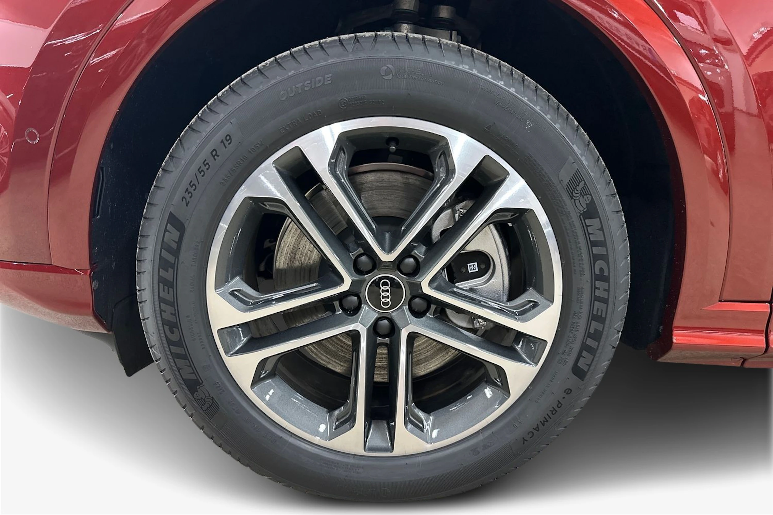 met. punainen Audi Q5 2026 kuva 9.