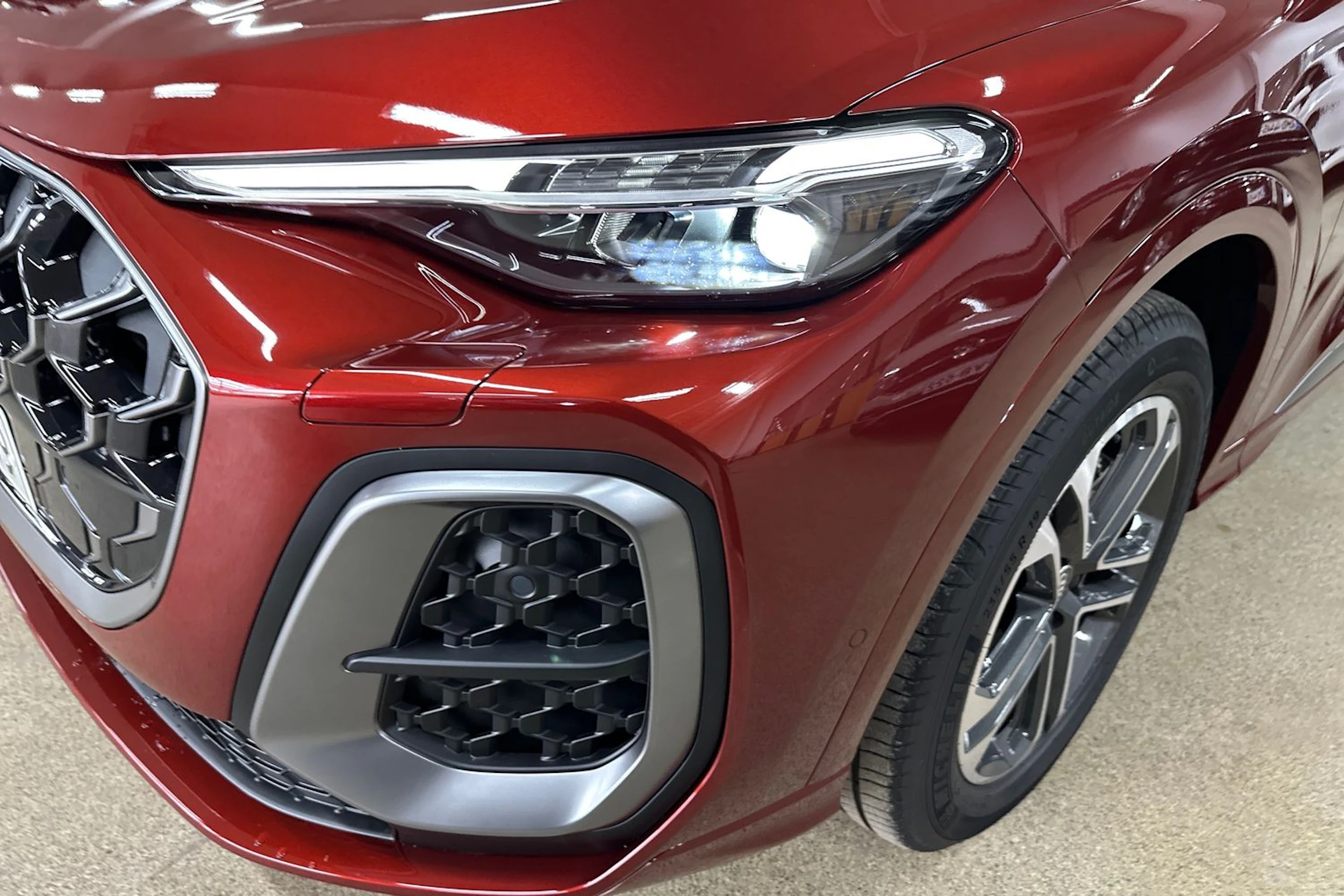 met. punainen Audi Q5 2026 kuva 10.