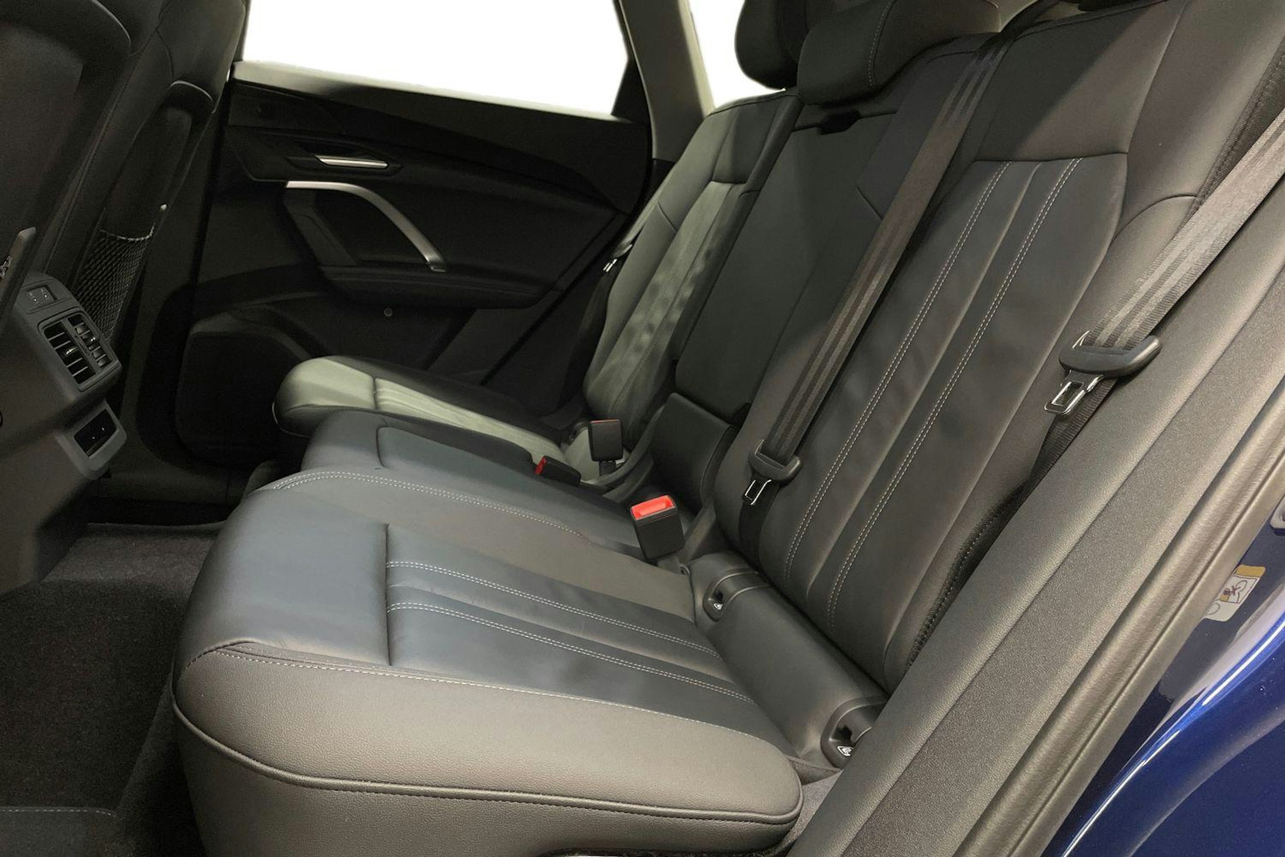 met. sininen Audi Q5 2026 kuva 8.