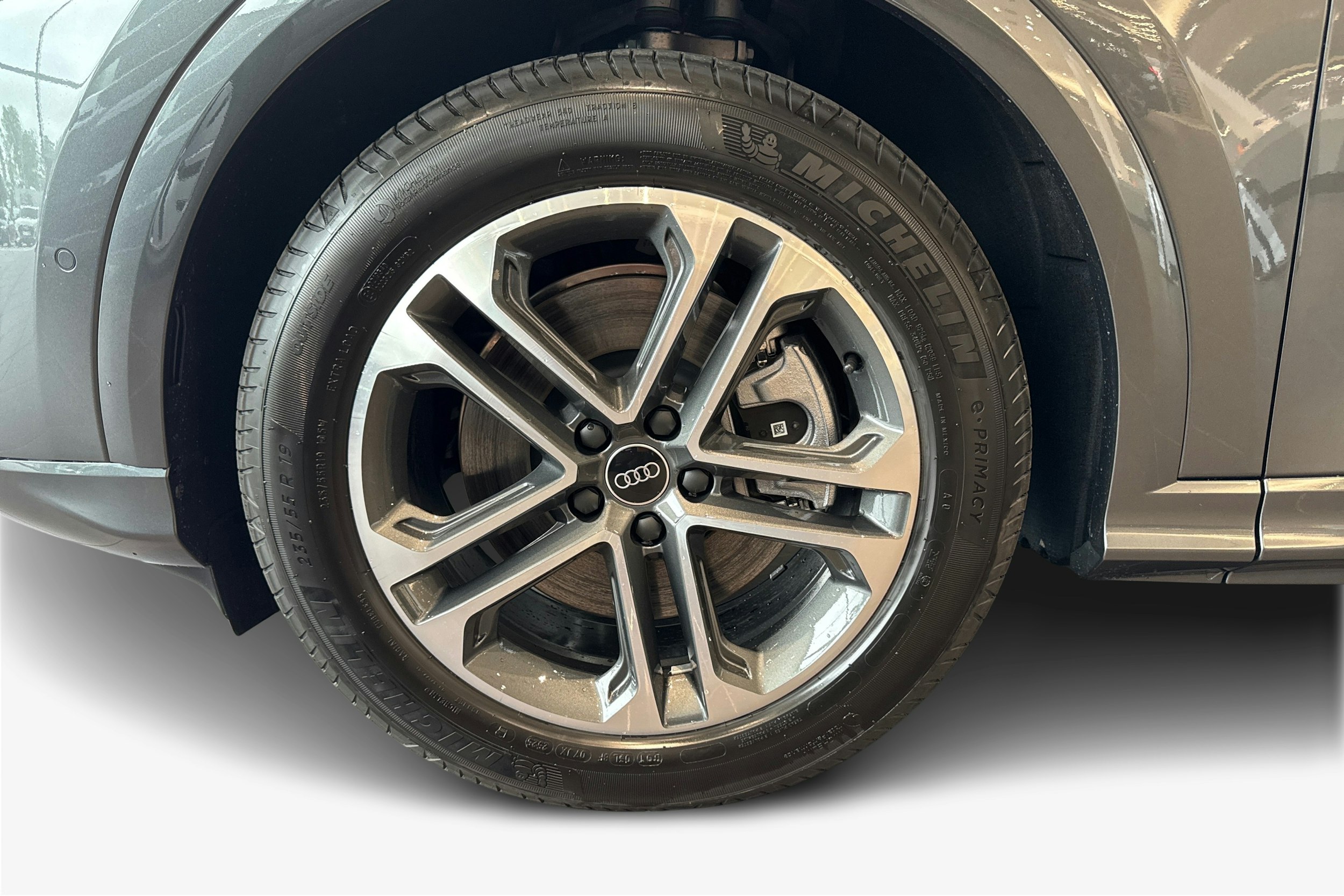 harmaa Audi Q5 2026 kuva 9.