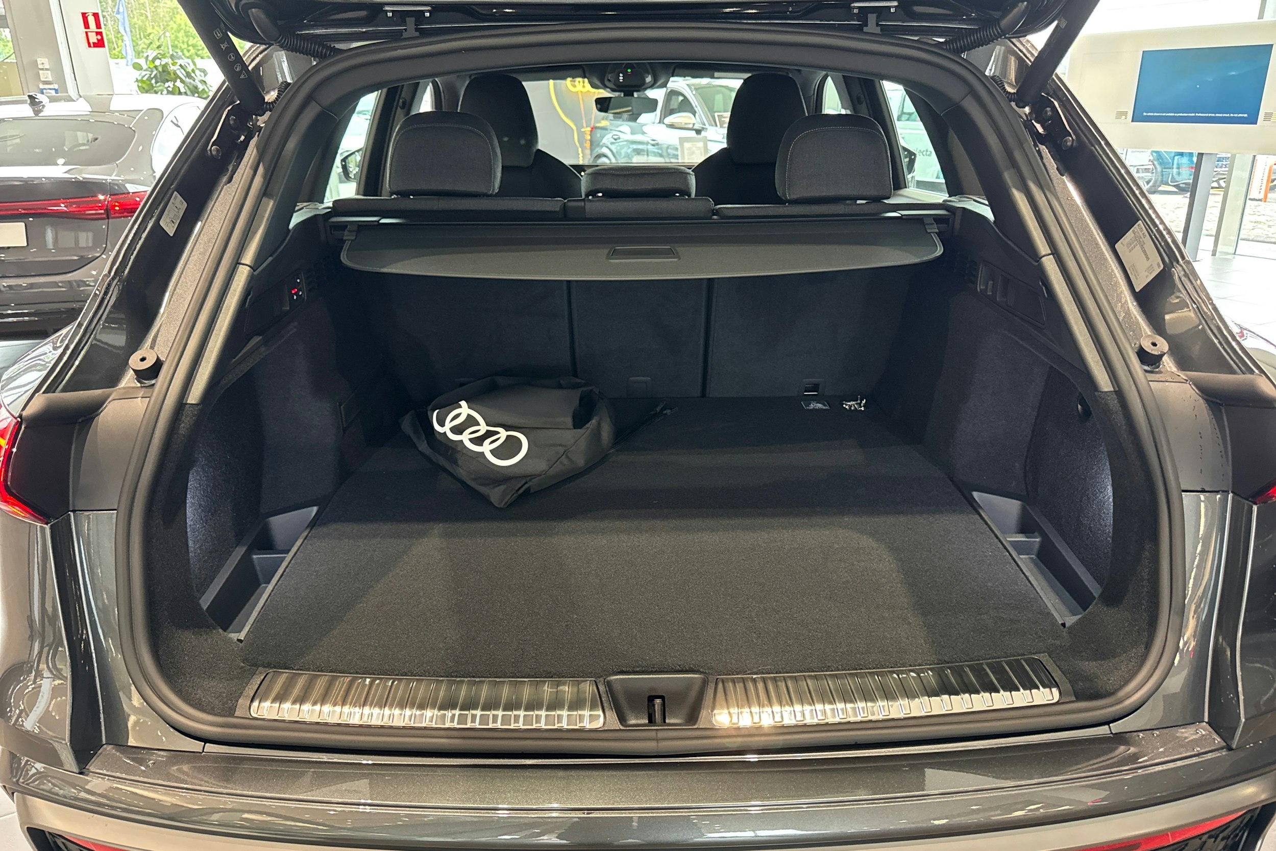 harmaa Audi Q5 2026 kuva 11.