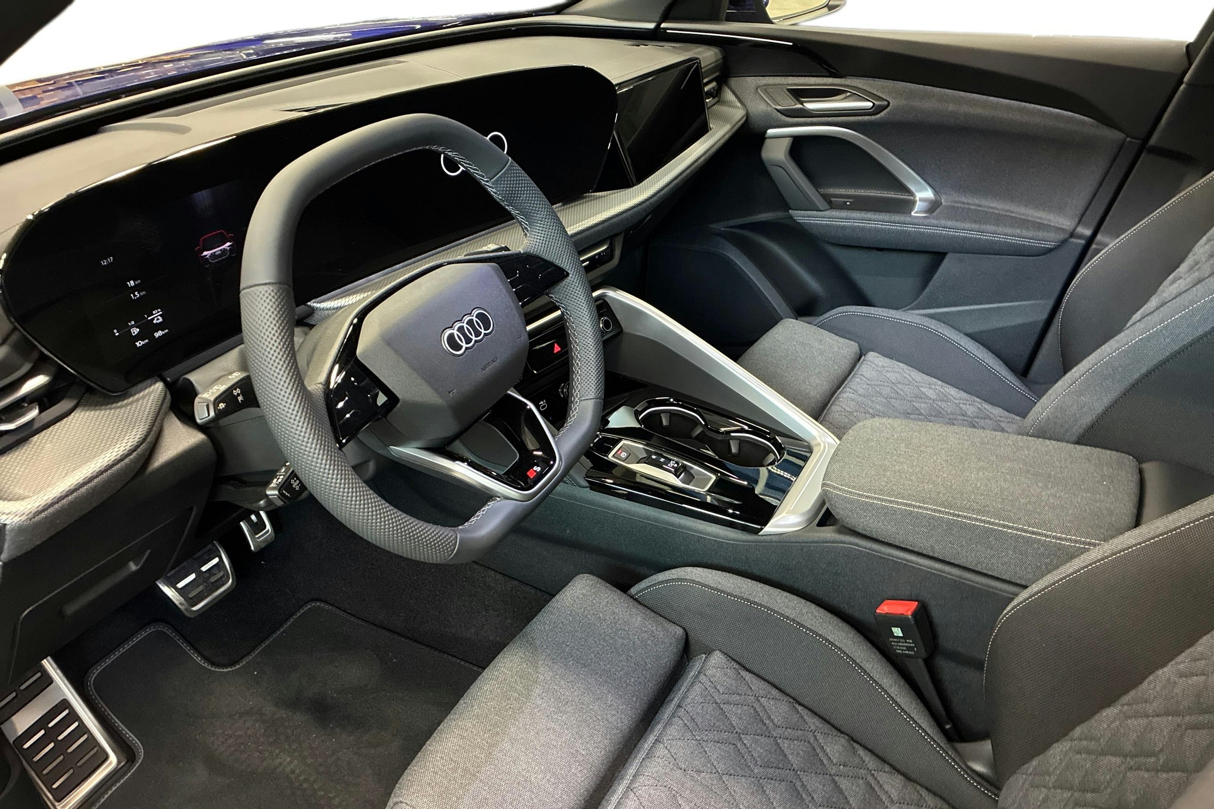 sininen Audi Q5 2026 kuva 6.