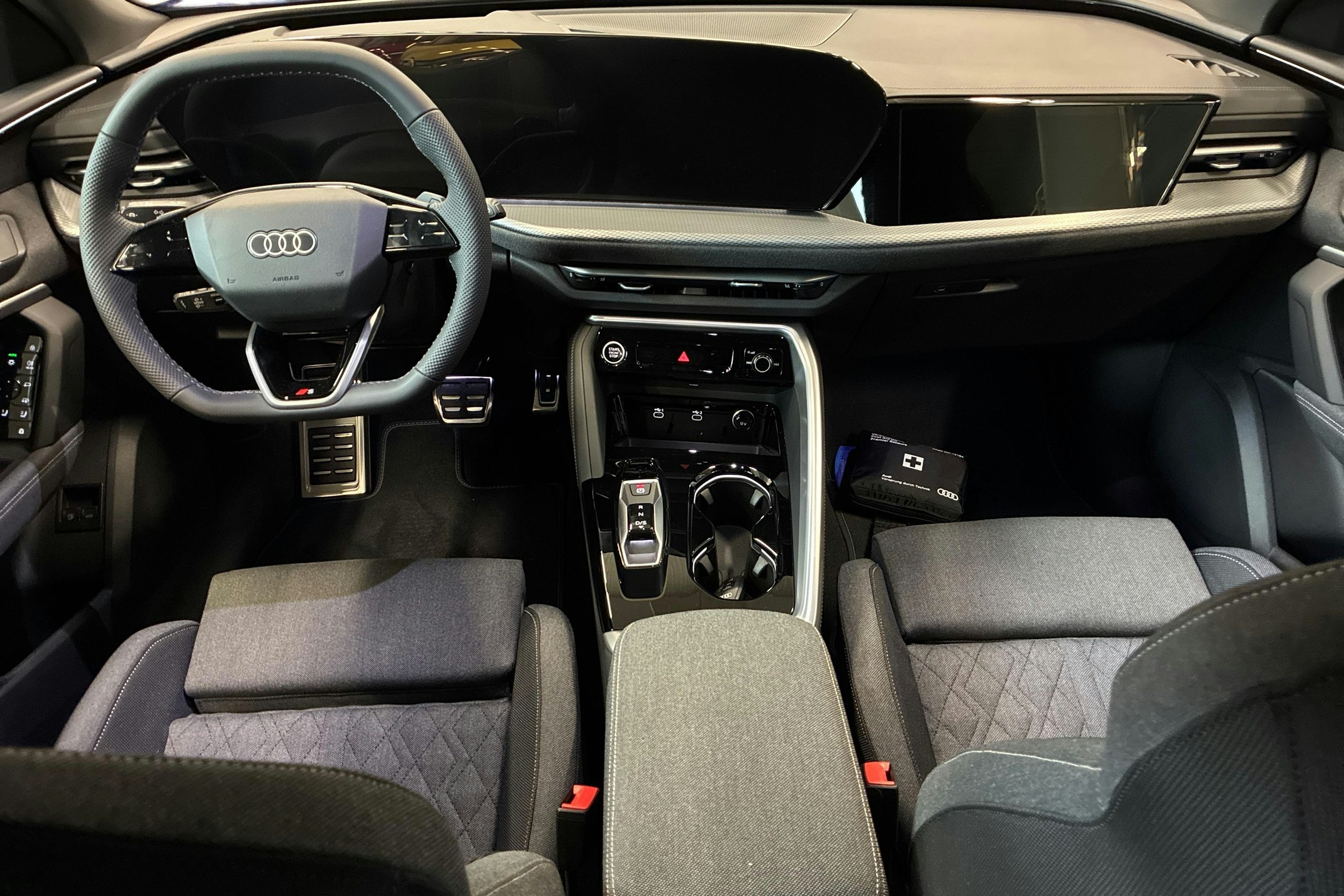 sininen Audi Q5 2026 kuva 7.