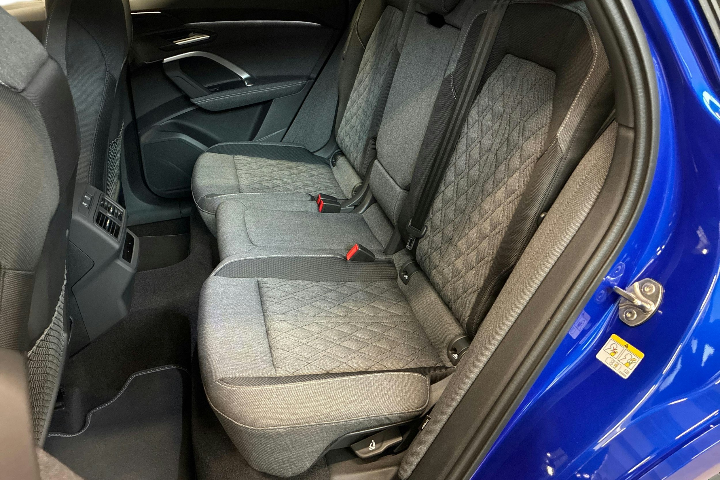 sininen Audi Q5 2026 kuva 8.