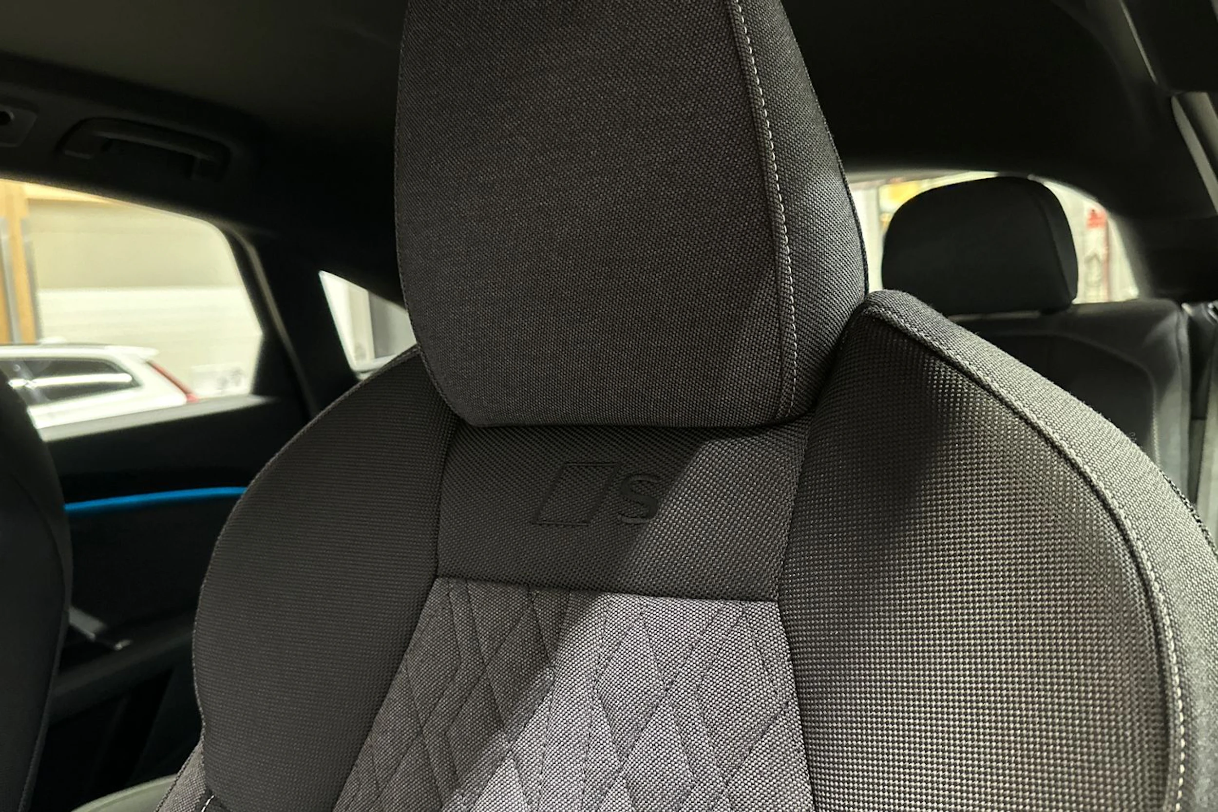 sininen Audi Q5 2026 kuva 16.