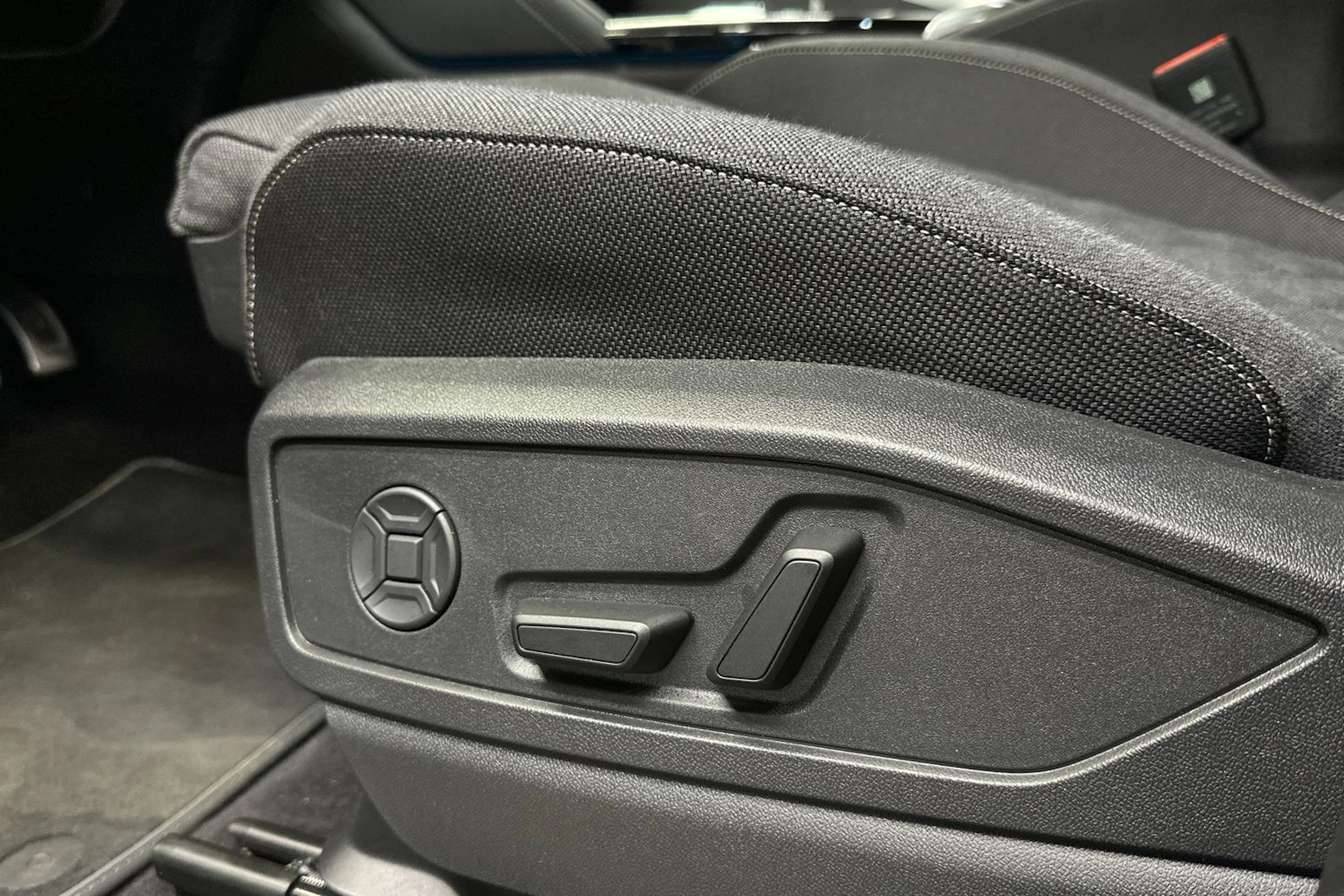 sininen Audi Q5 2026 kuva 17.