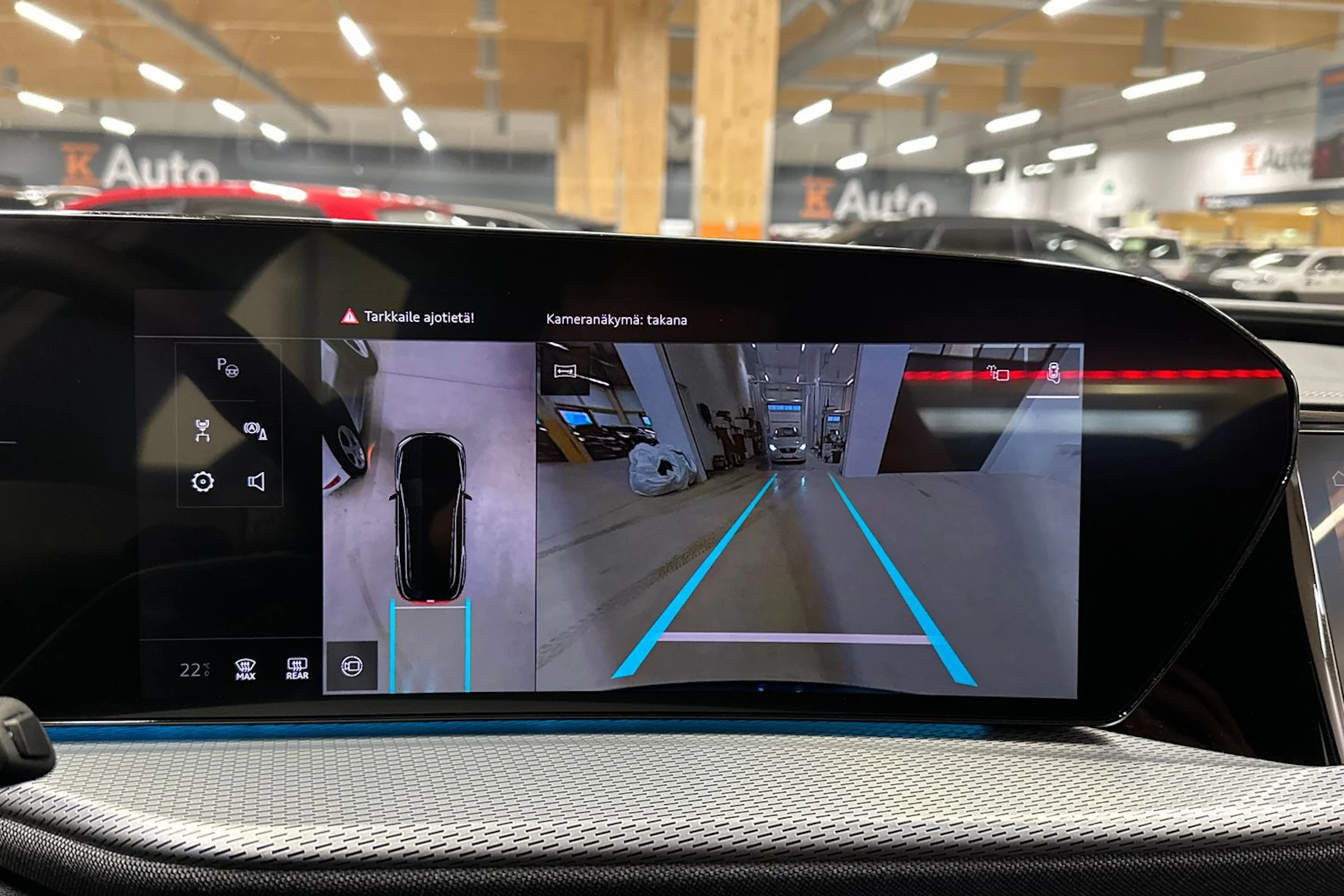 sininen Audi Q5 2026 kuva 18.