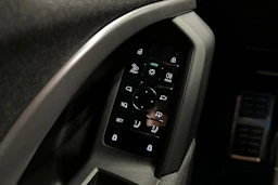 sininen Audi Q5 2026 kuva 29.