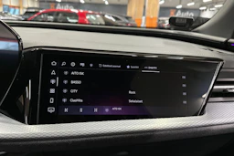 sininen Audi Q5 2026 kuva 32.