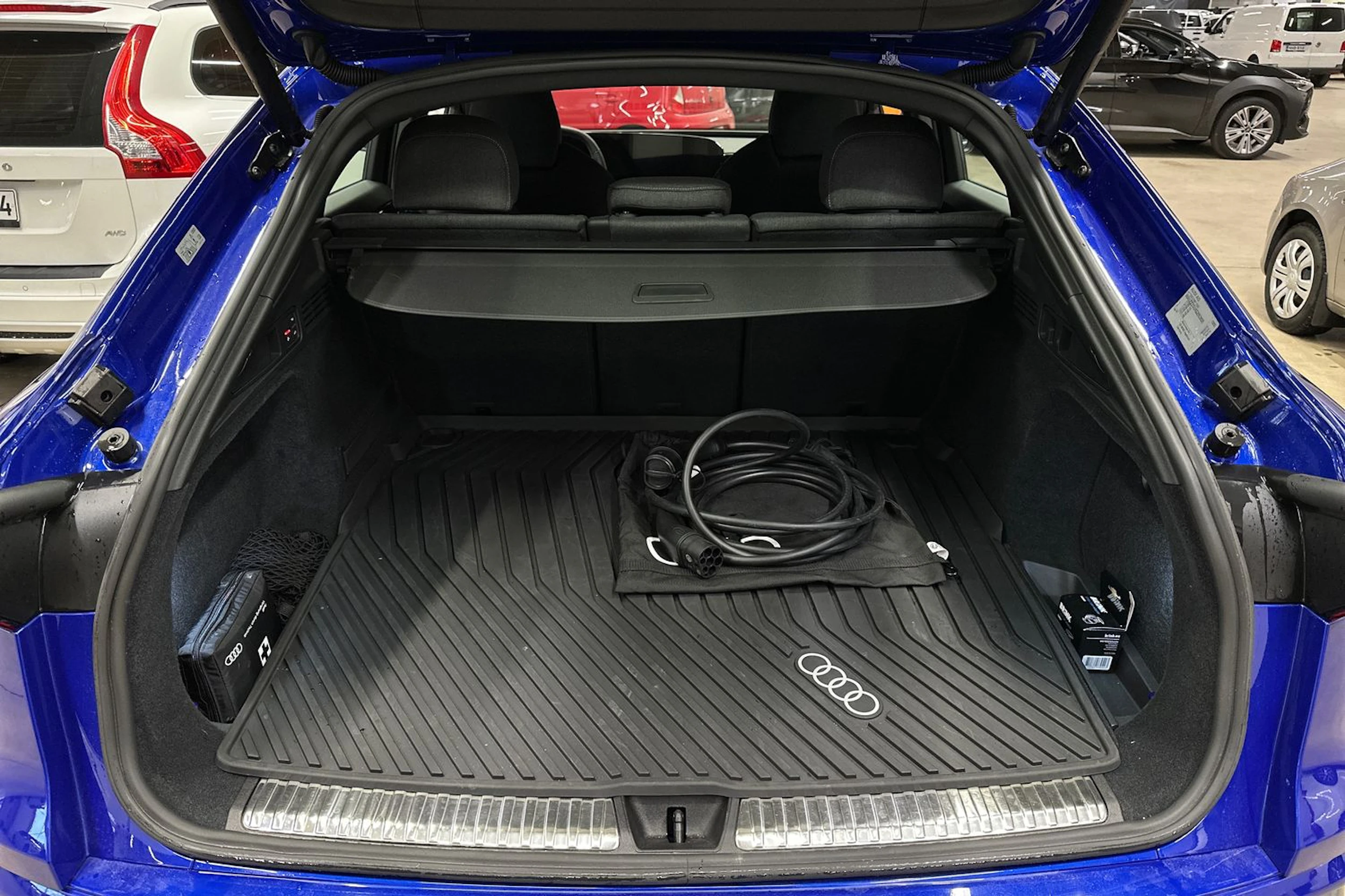 sininen Audi Q5 2026 kuva 33.