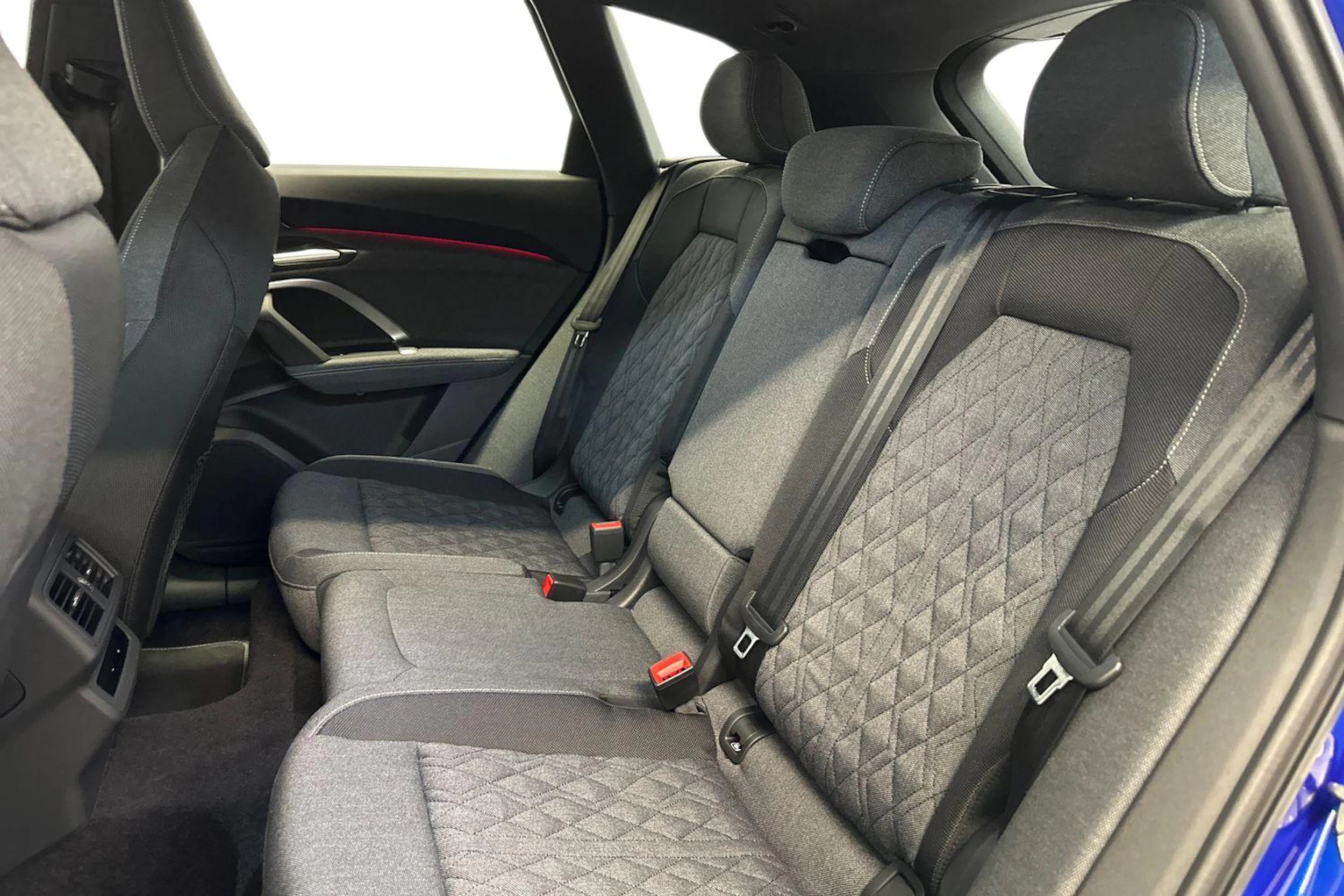 sininen Audi Q5 2026 kuva 16.