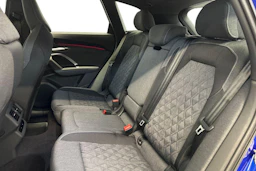 sininen Audi Q5 2026 kuva 16.